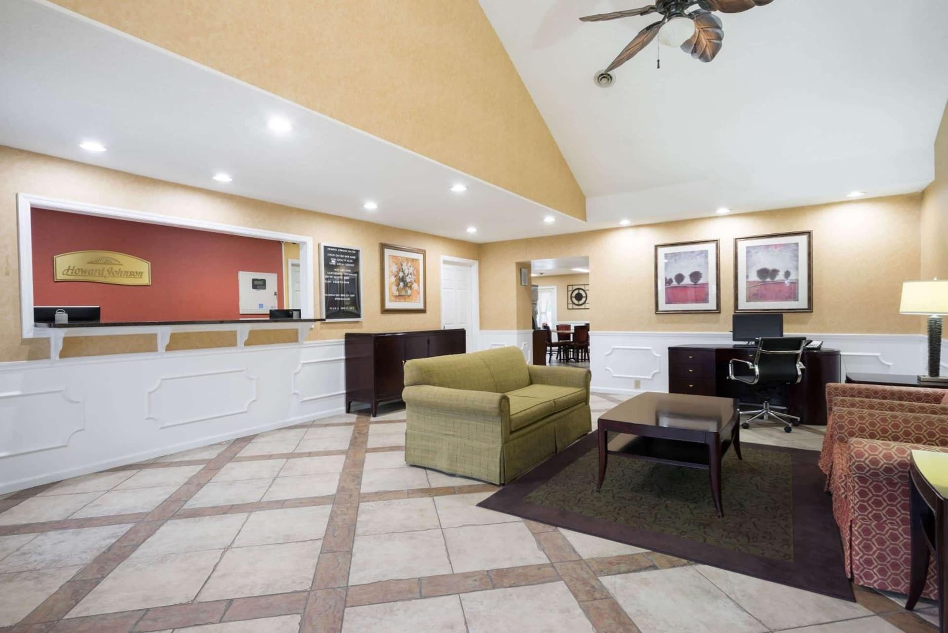Howard Johnson by Wyndham Dalton interior in Dalton, GA — gallery photo 2