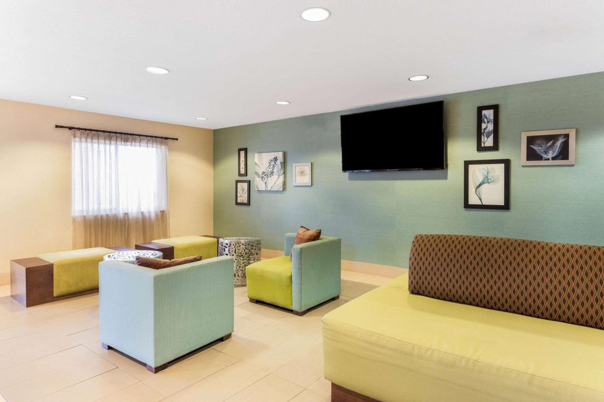 La Quinta by Wyndham Frankfort interior in Frankfort, IN — gallery photo 2