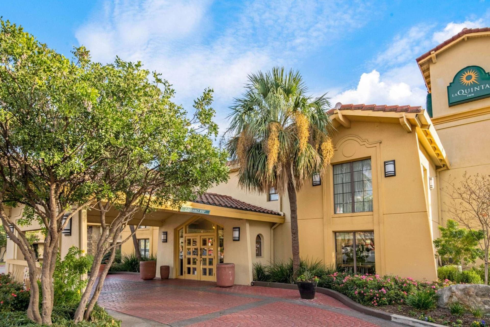 La Quinta Inn by Wyndham San Antonio Market Square interior in San Antonio, TX — gallery photo 2