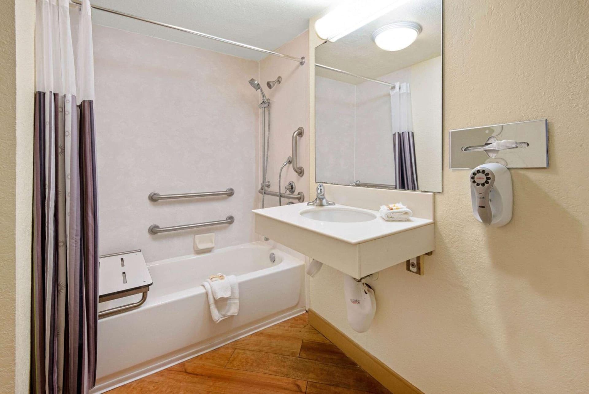 La Quinta Inn by Wyndham San Antonio Market Square gallery photo in San Antonio, TX — image 7