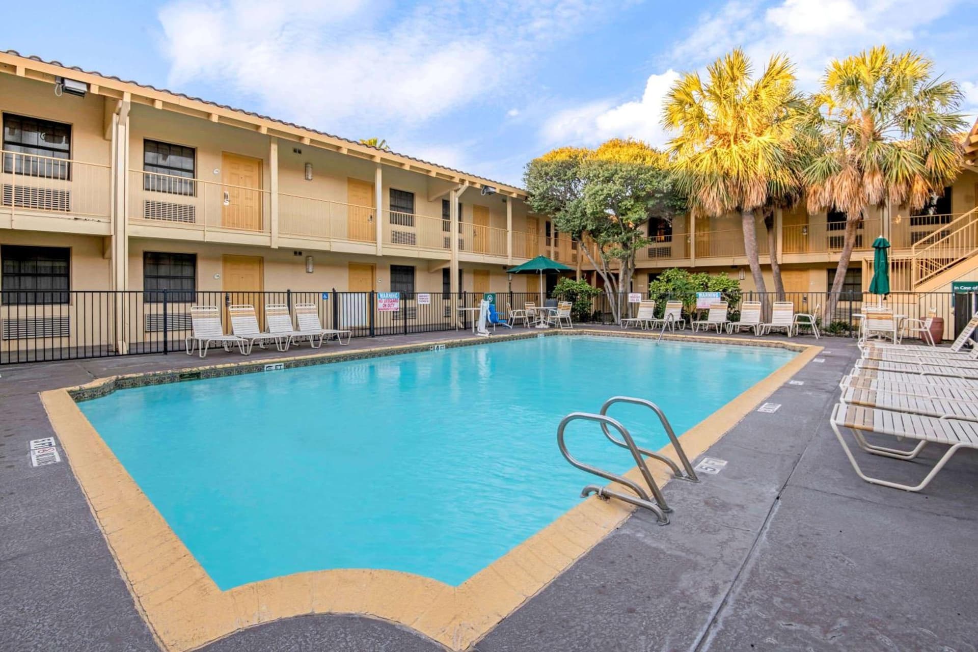 La Quinta Inn by Wyndham San Antonio Market Square gallery photo in San Antonio, TX — image 16