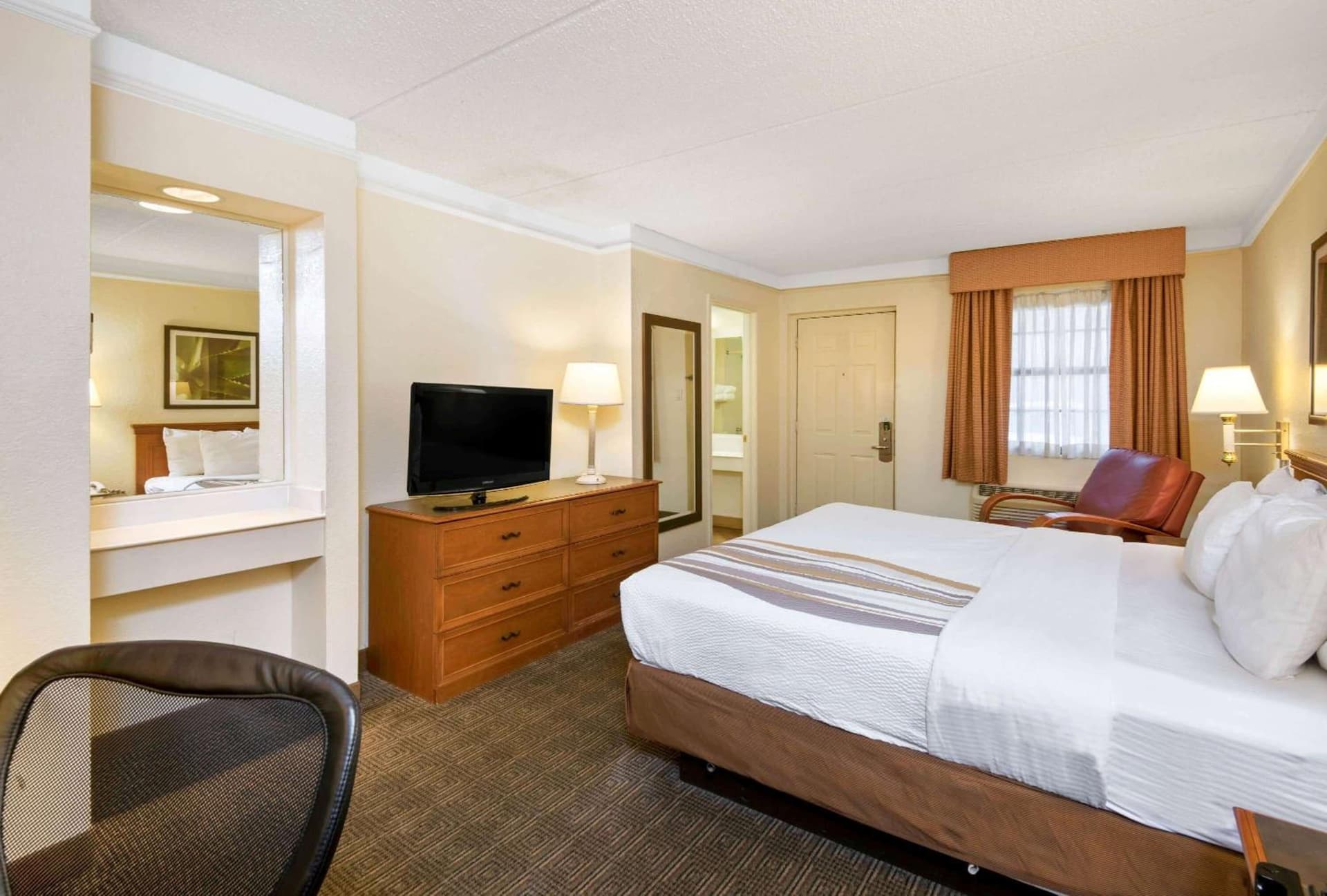 La Quinta Inn by Wyndham San Antonio Market Square gallery photo in San Antonio, TX — image 12