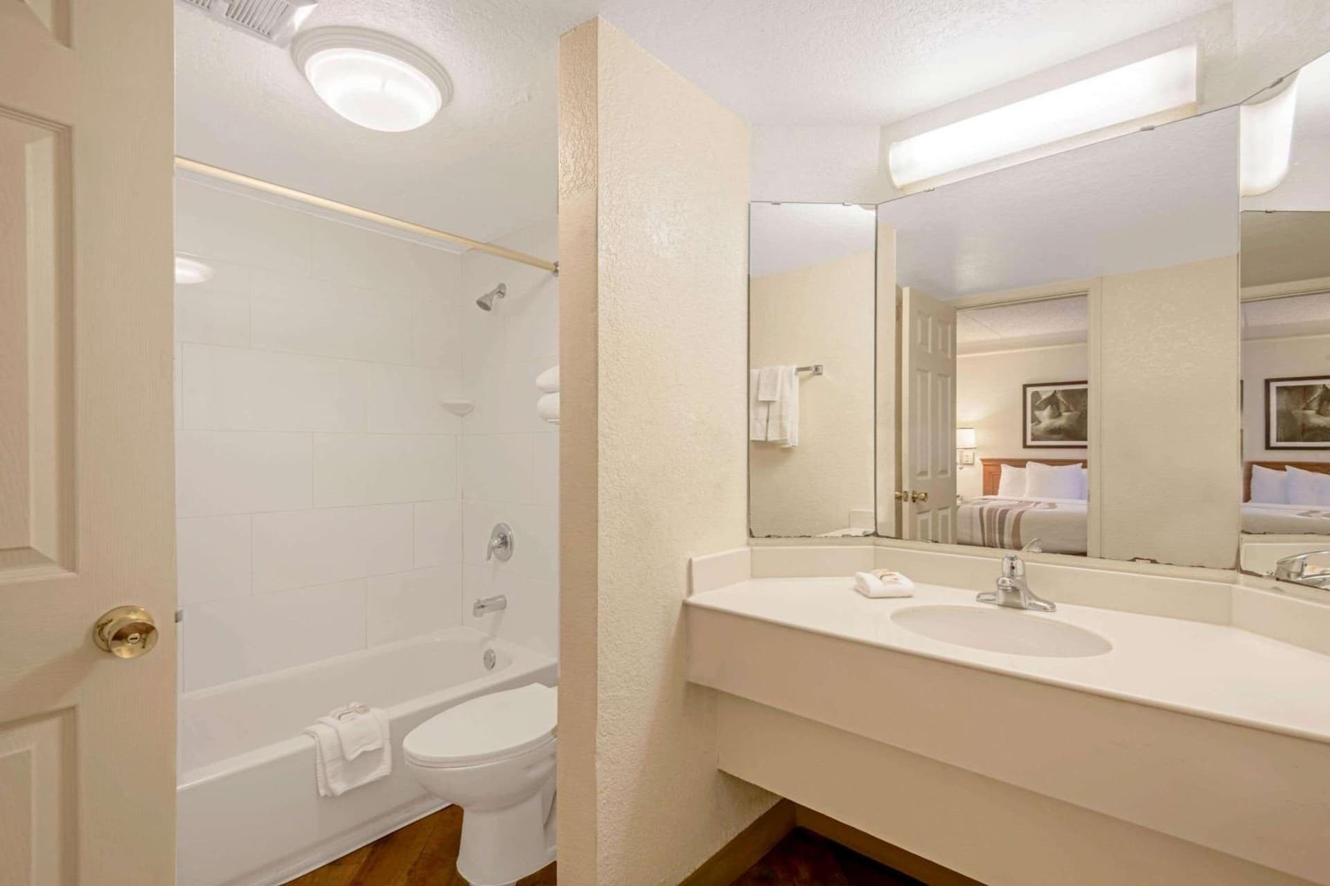 La Quinta Inn by Wyndham San Antonio Market Square gallery photo in San Antonio, TX — image 24