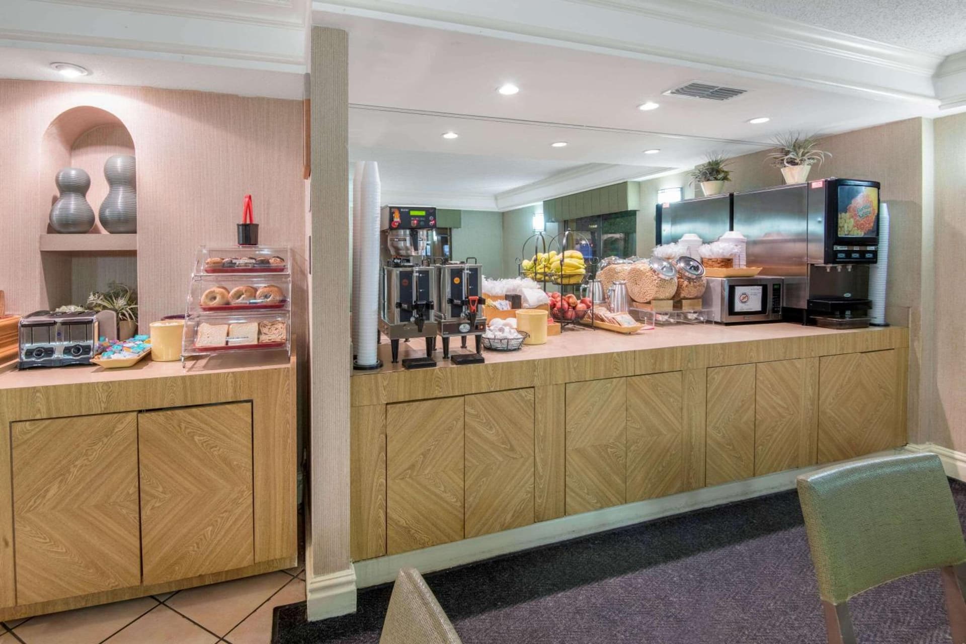 La Quinta Inn by Wyndham San Antonio Market Square gallery photo in San Antonio, TX — image 5