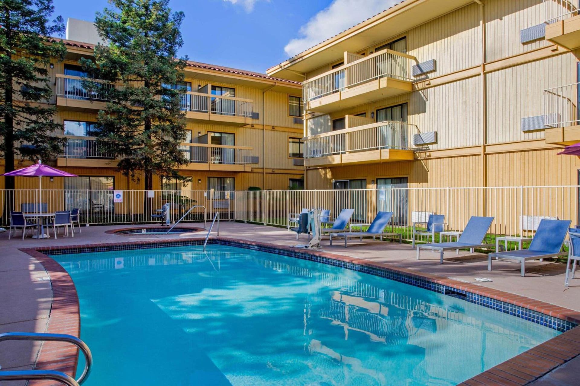La Quinta by Wyndham Oakland - Hayward interior in Hayward, CA — gallery photo 2