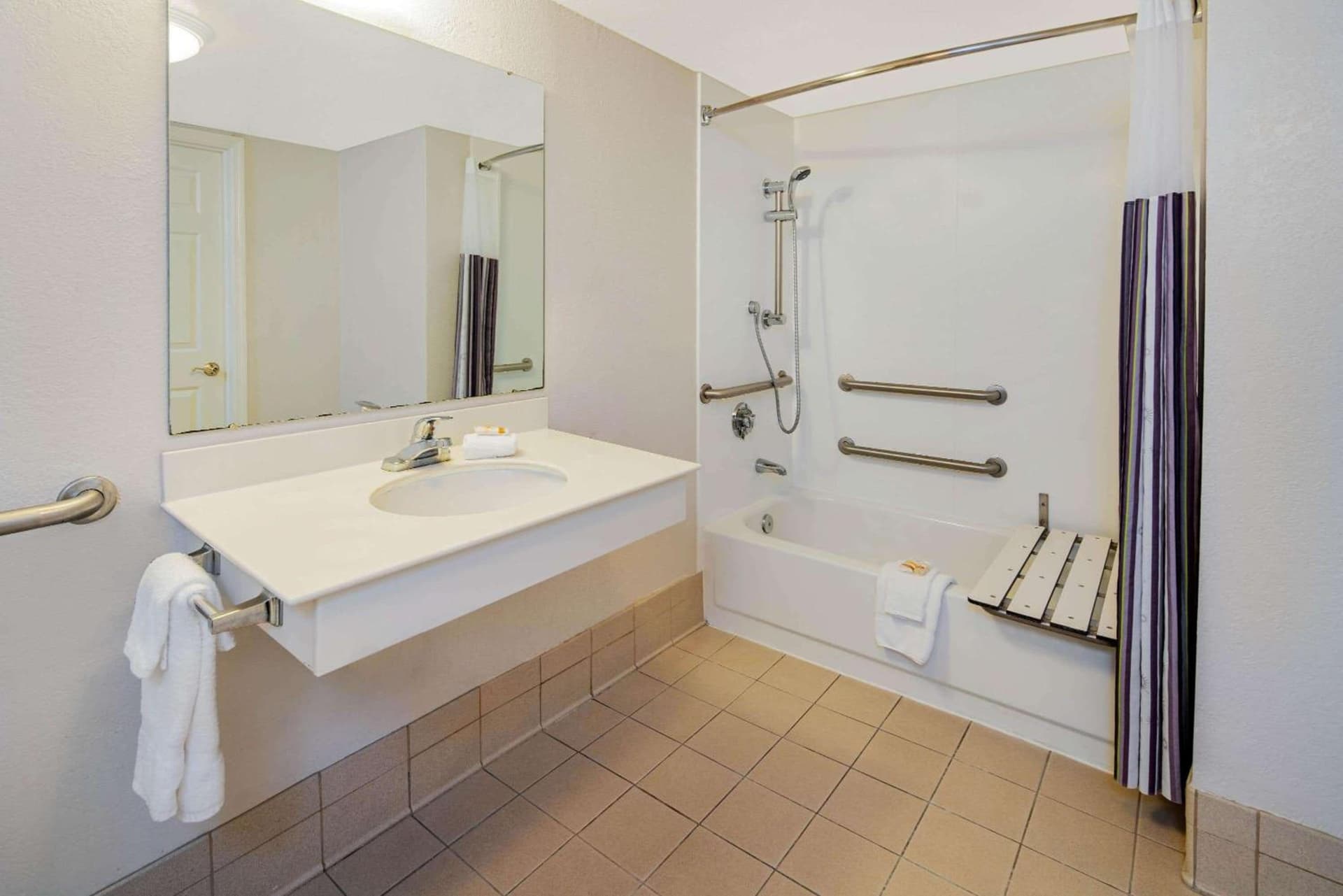 La Quinta Inn & Suites by Wyndham Irvine Spectrum gallery photo in Irvine, CA — image 20