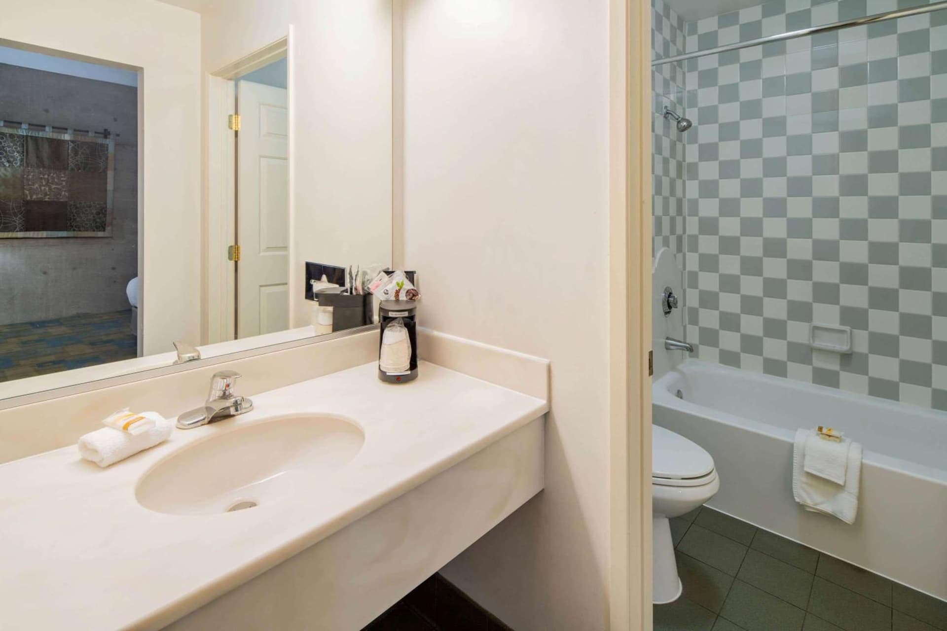 La Quinta Inn & Suites by Wyndham Irvine Spectrum gallery photo in Irvine, CA — image 17