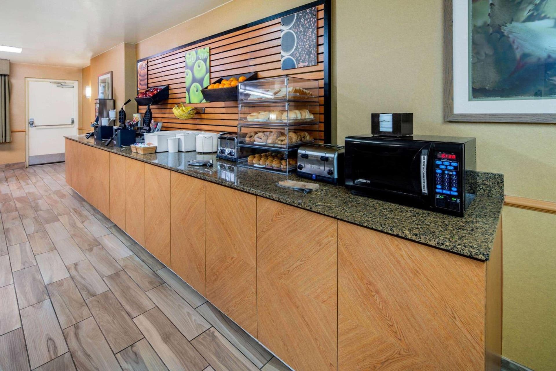 La Quinta Inn & Suites by Wyndham Irvine Spectrum gallery photo in Irvine, CA — image 4