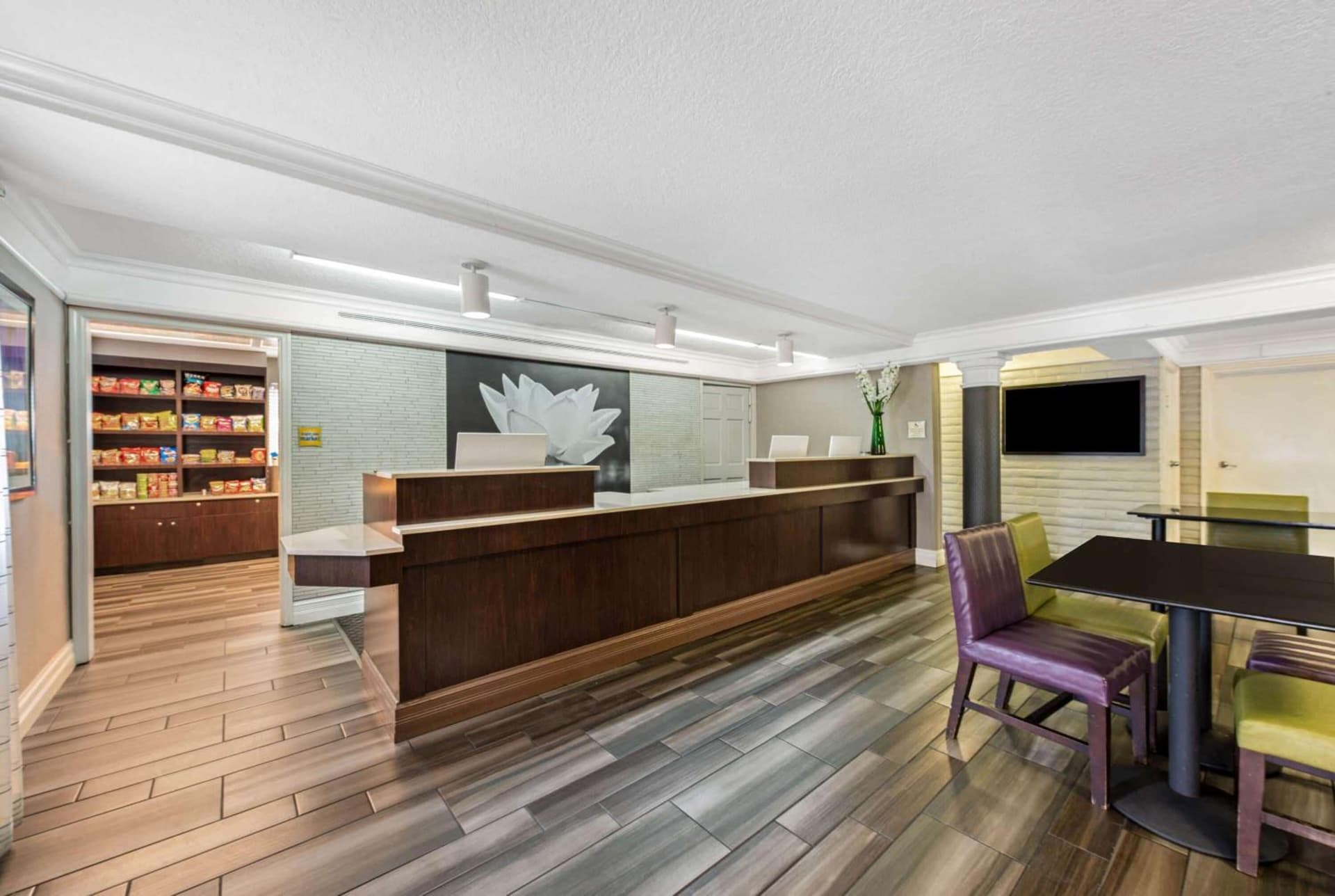 La Quinta Inn by Wyndham Miami Airport North interior in Miami, FL — gallery photo 2