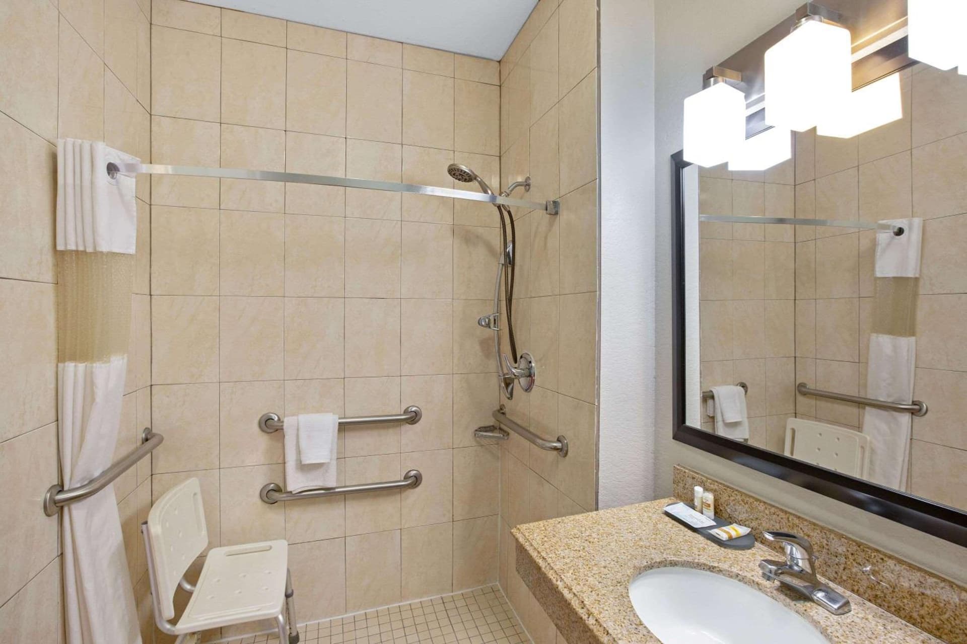 La Quinta by Wyndham Pearland gallery photo in Pearland, TX — image 46