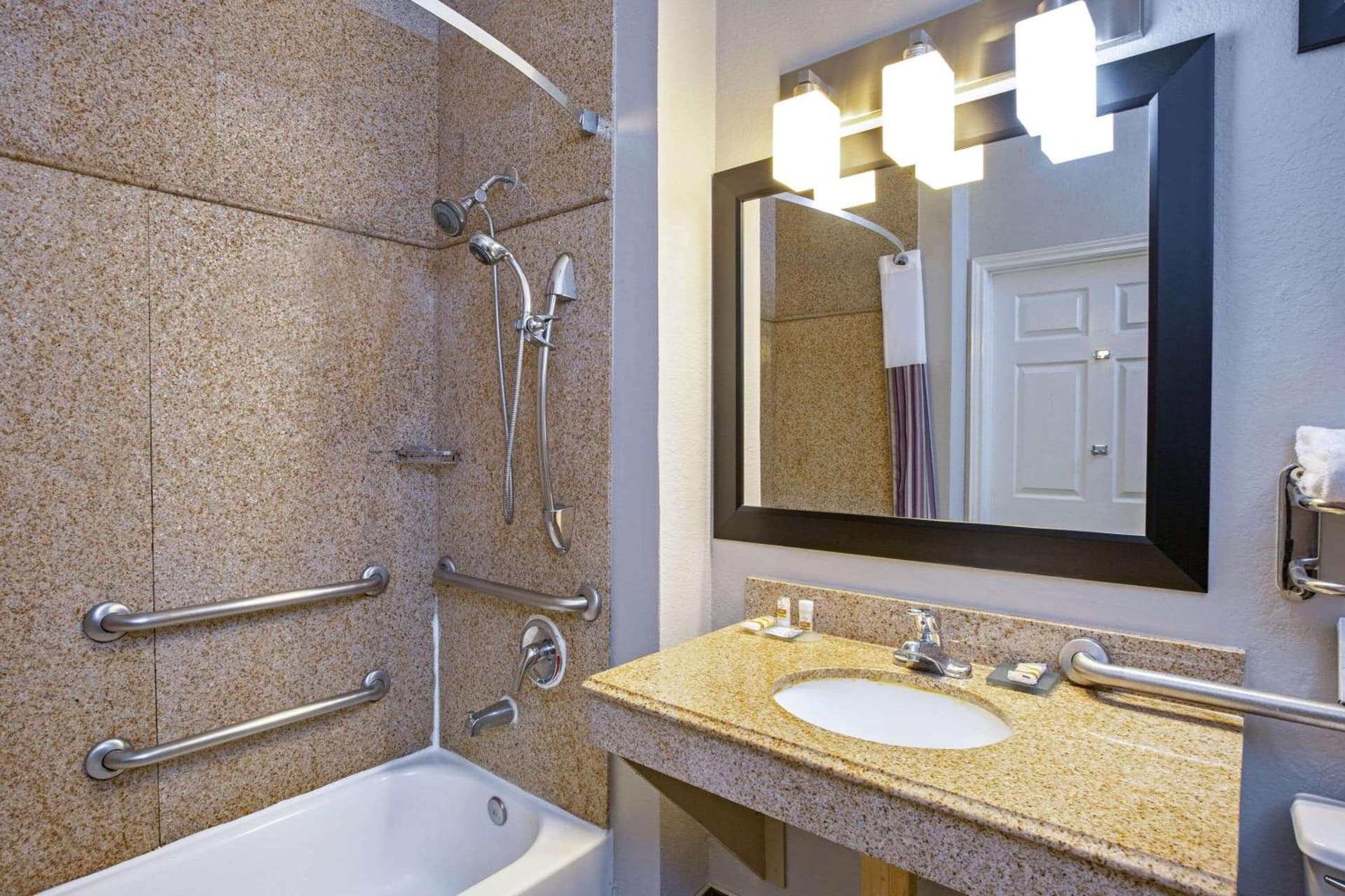La Quinta by Wyndham Pearland gallery photo in Pearland, TX — image 10