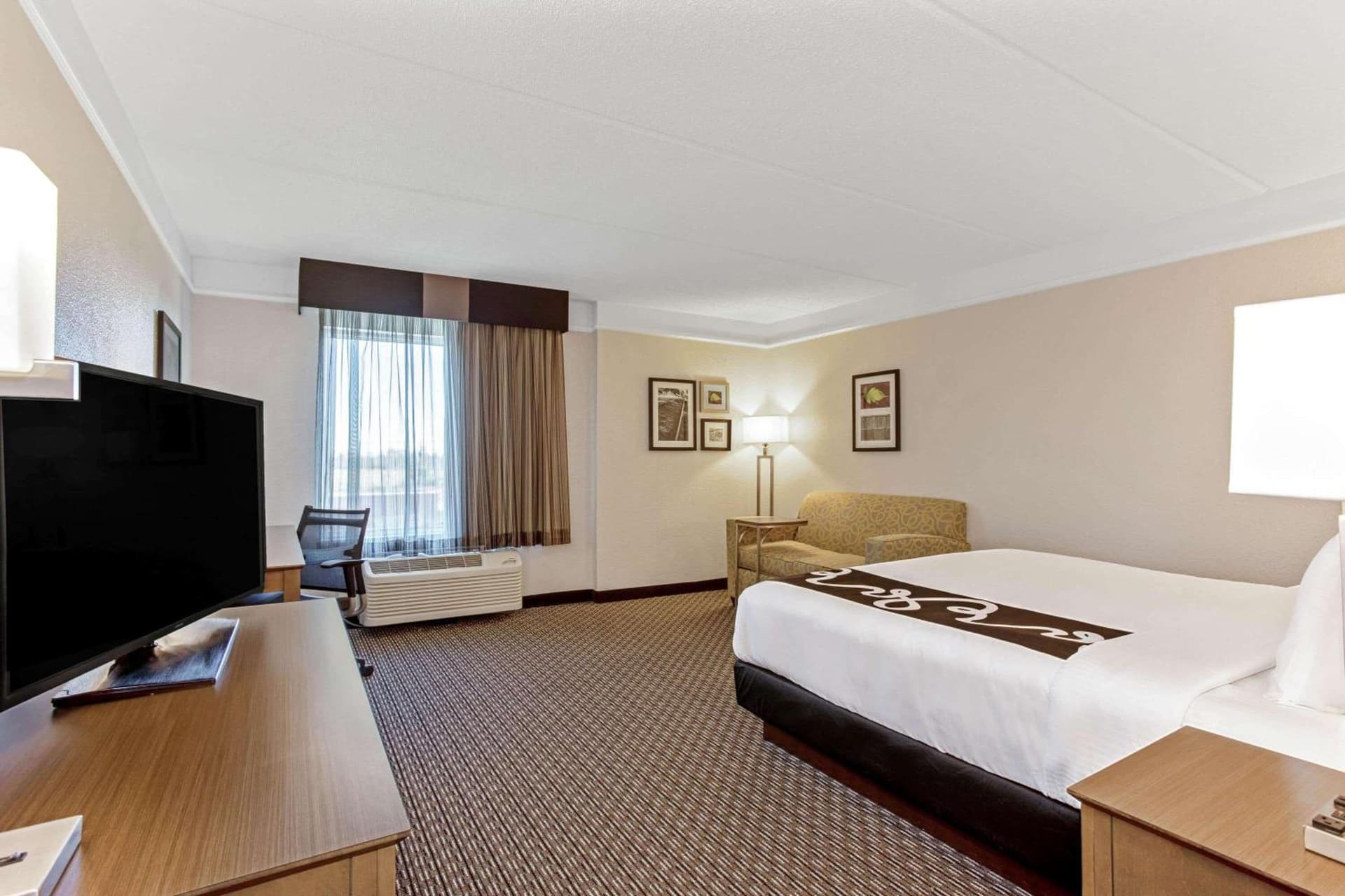 La Quinta Inn & Suites by Wyndham Panama City interior in Panama City, FL — gallery photo 2