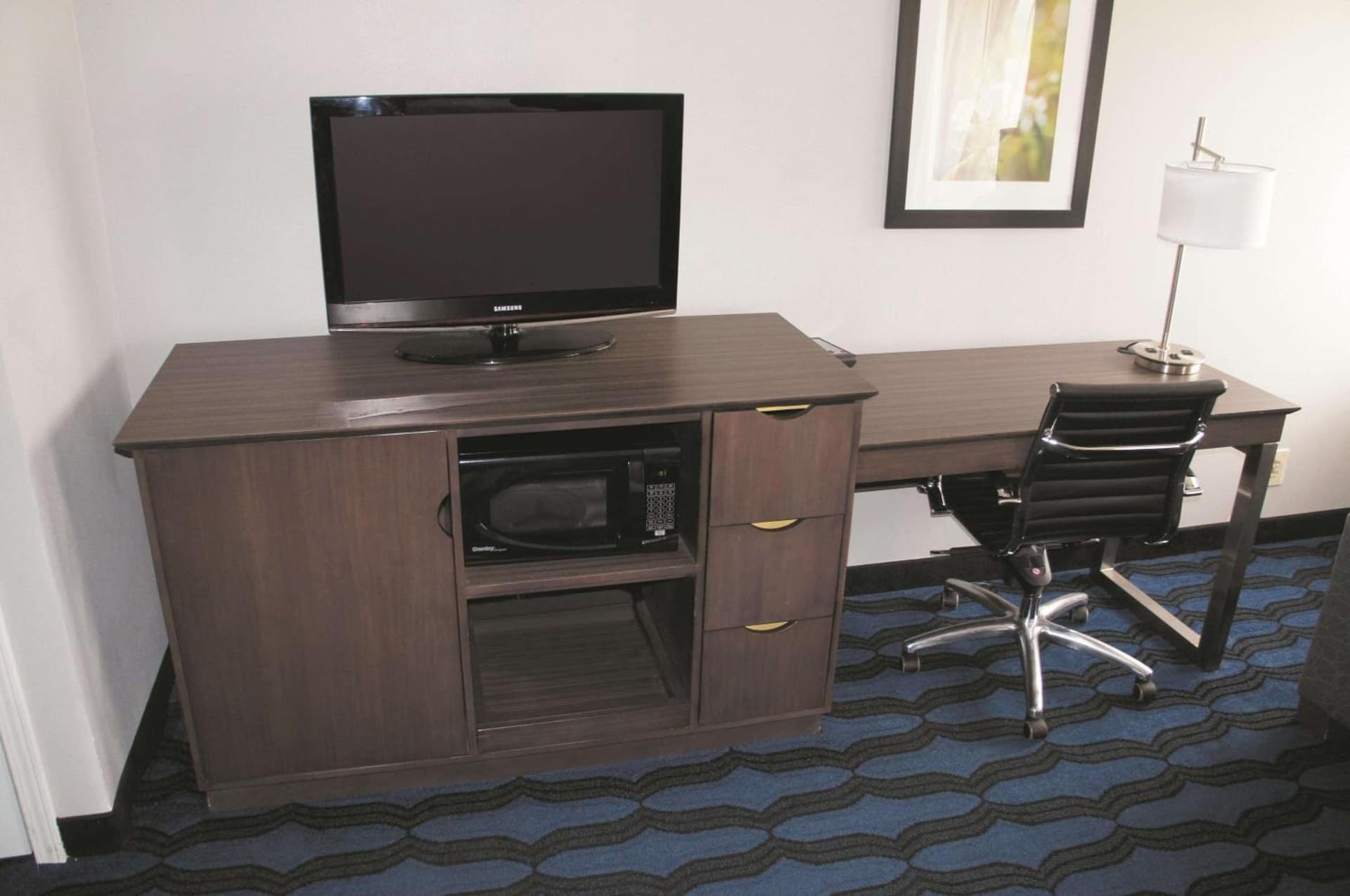 La Quinta Inn & Suites by Wyndham St Louis Hazelwood North interior in Hazelwood, MO — gallery photo 2