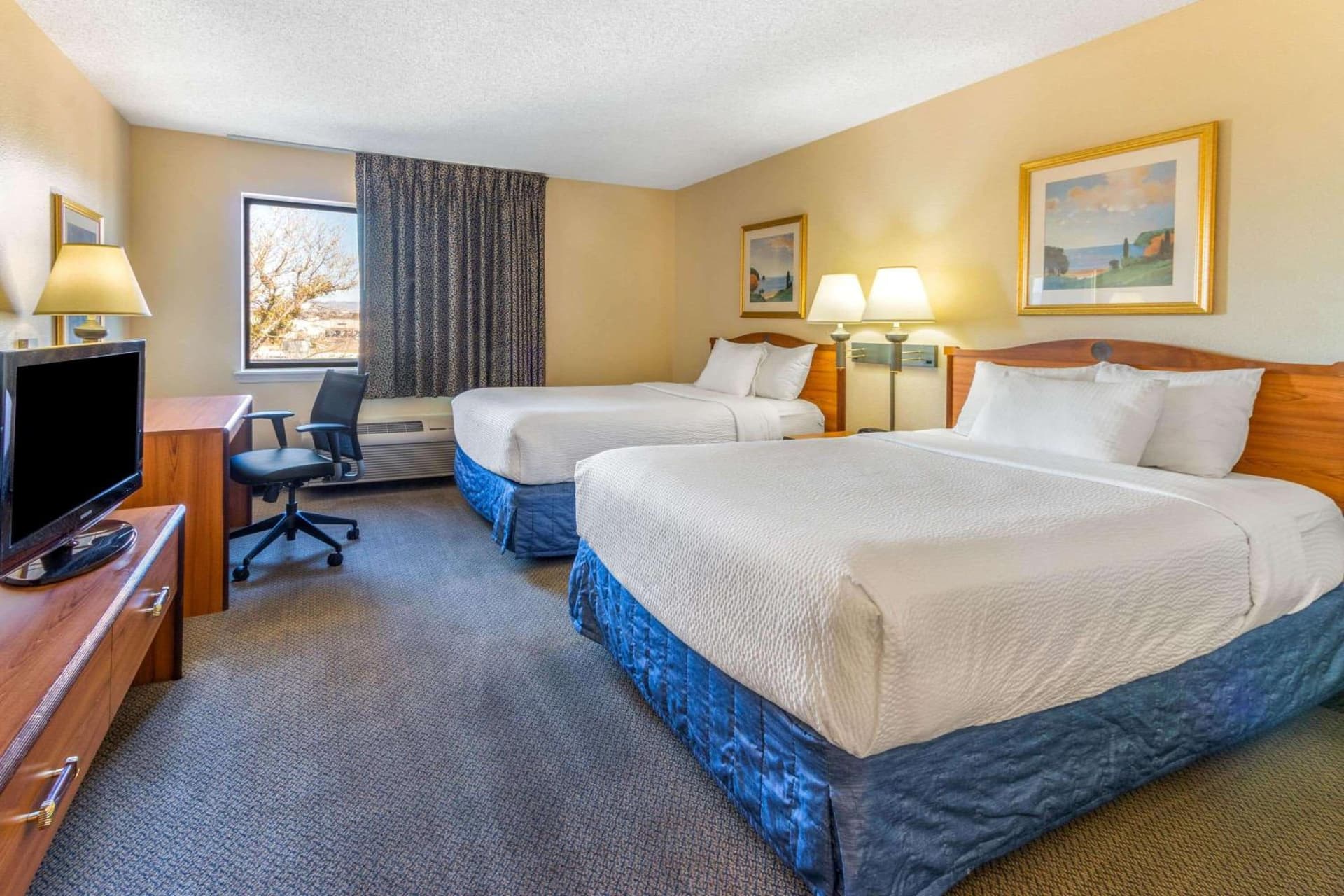 La Quinta Inn & Suites by Wyndham Las Cruces Organ Mountain interior in Las Cruces, NM — gallery photo 2