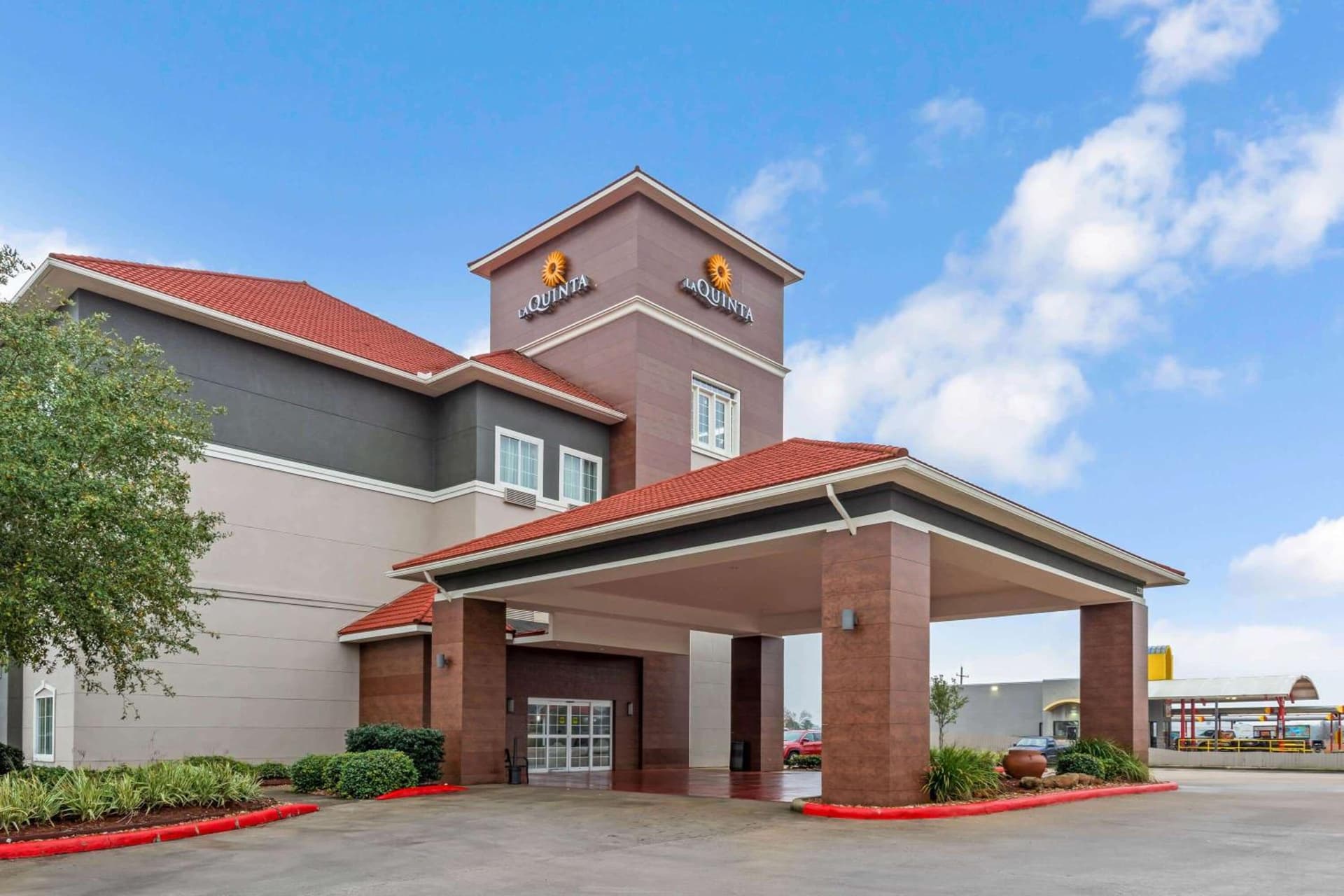 La Quinta by Wyndham Orange interior in Orange, TX — gallery photo 2