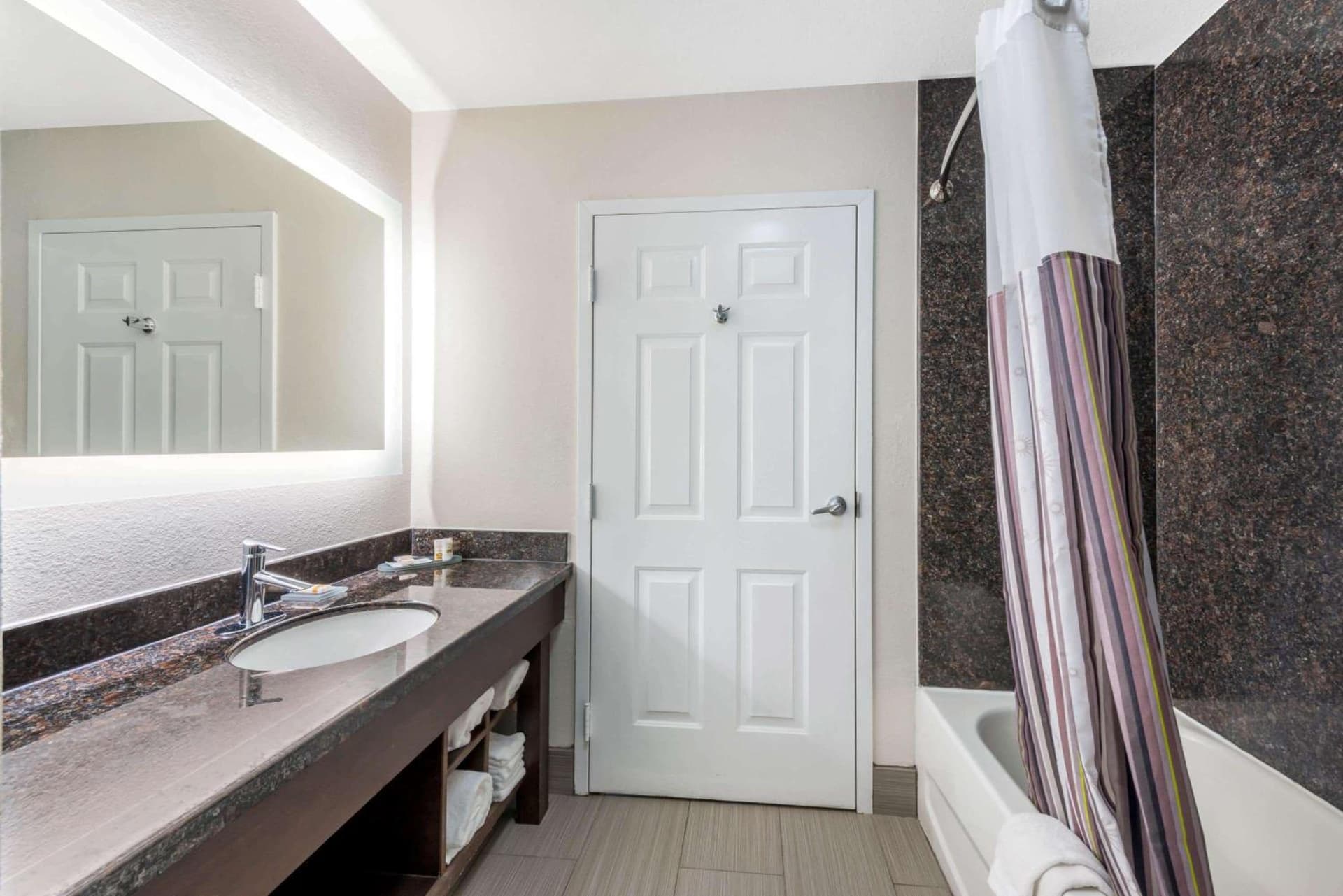 La Quinta by Wyndham Orange gallery photo in Orange, TX — image 15