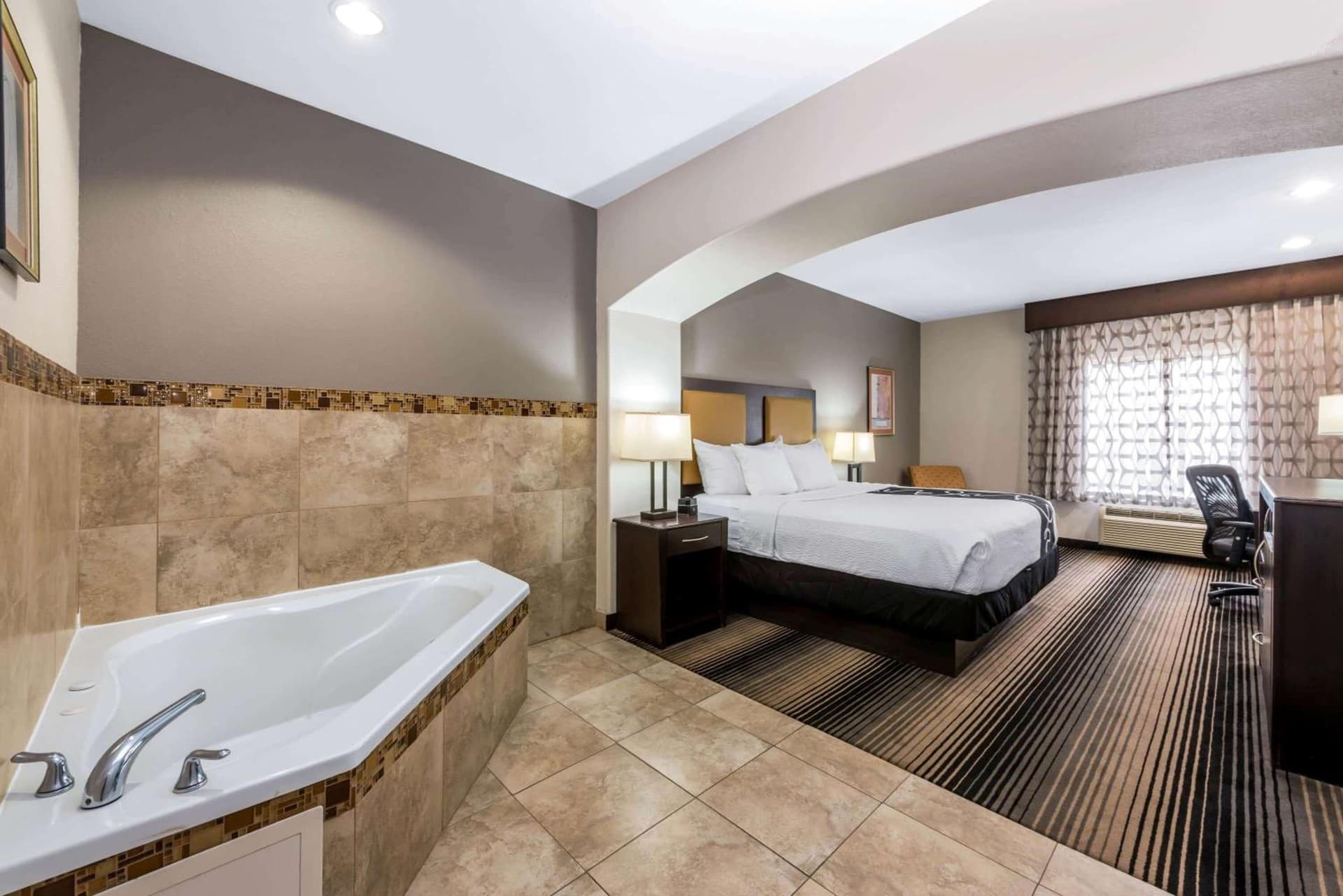 La Quinta by Wyndham Orange gallery photo in Orange, TX — image 21