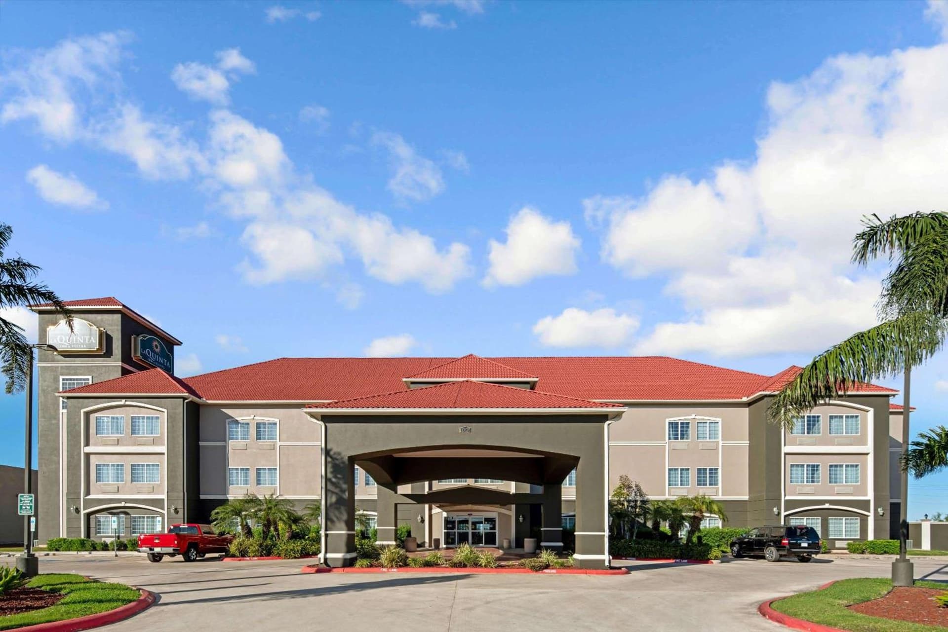 La Quinta Inn & Suites by Wyndham Mercedes Outlet Mall interior in Mercedes, TX — gallery photo 2