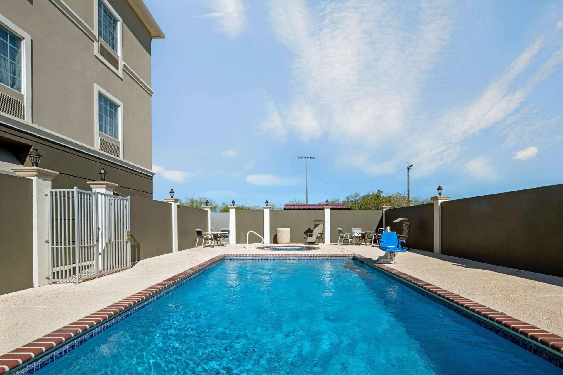 La Quinta Inn & Suites by Wyndham Mercedes Outlet Mall gallery photo in Mercedes, TX — image 39