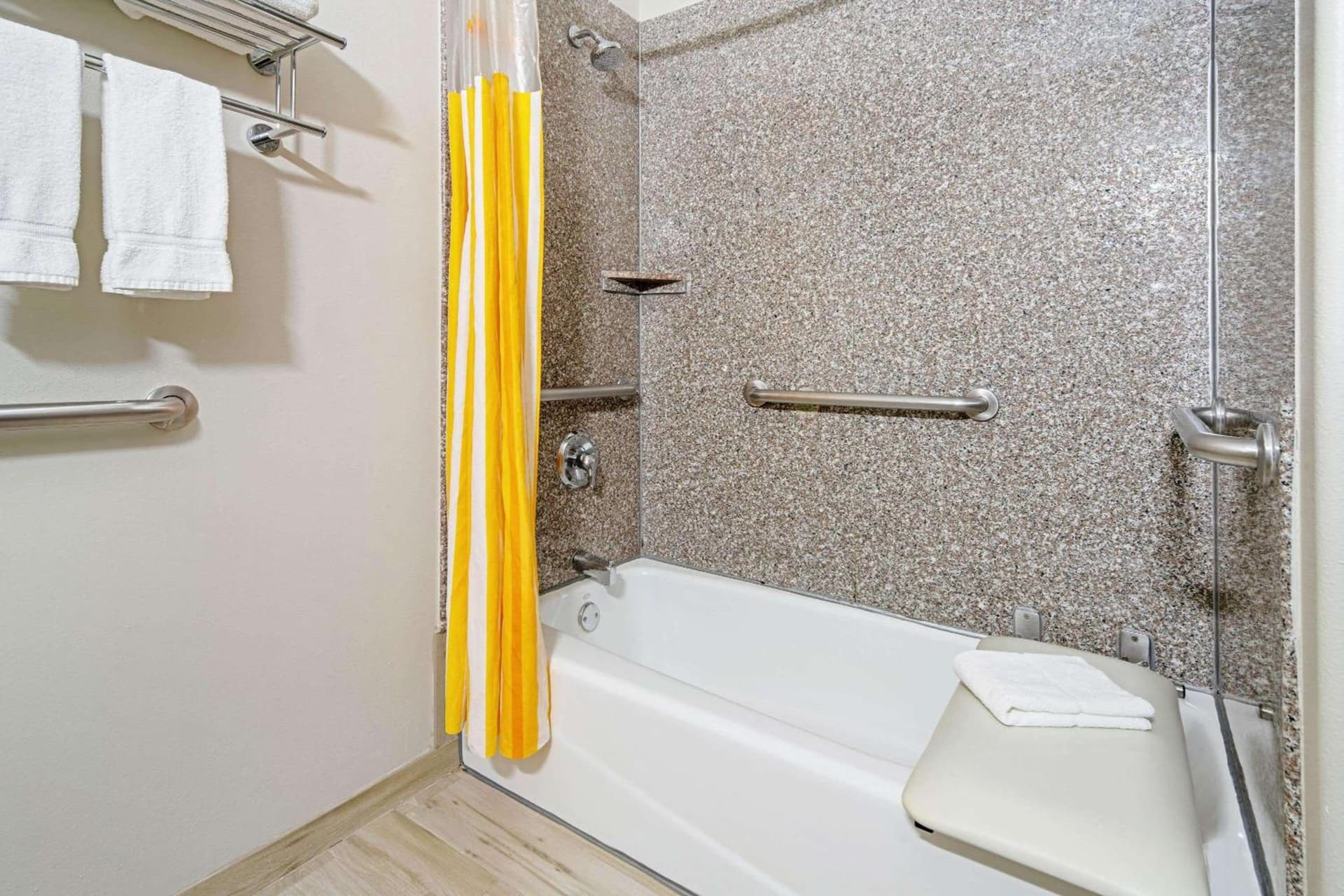 La Quinta Inn & Suites by Wyndham Mercedes Outlet Mall gallery photo in Mercedes, TX — image 21