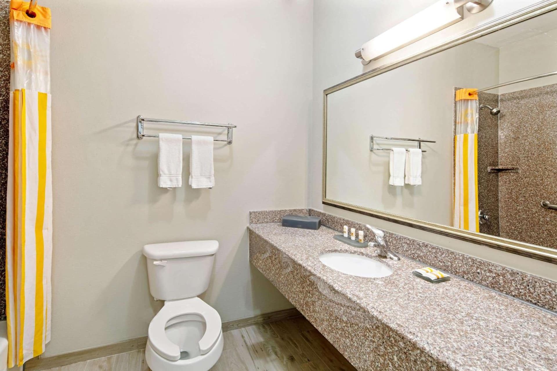 La Quinta Inn & Suites by Wyndham Mercedes Outlet Mall gallery photo in Mercedes, TX — image 25