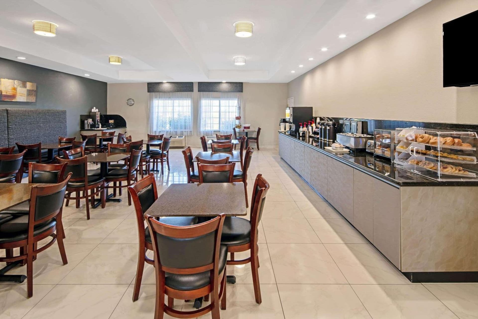 La Quinta Inn & Suites by Wyndham Mercedes Outlet Mall gallery photo in Mercedes, TX — image 14
