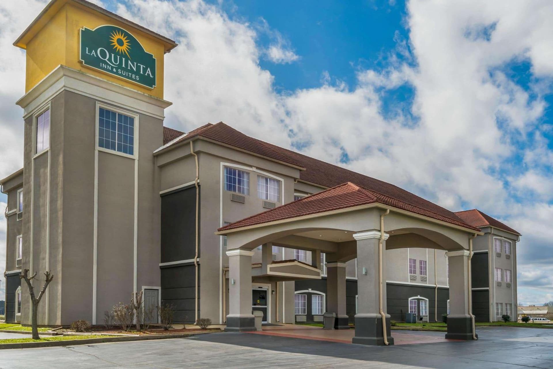 La Quinta by Wyndham Canton MS featured exterior or lobby in Canton, MS — similar hotel