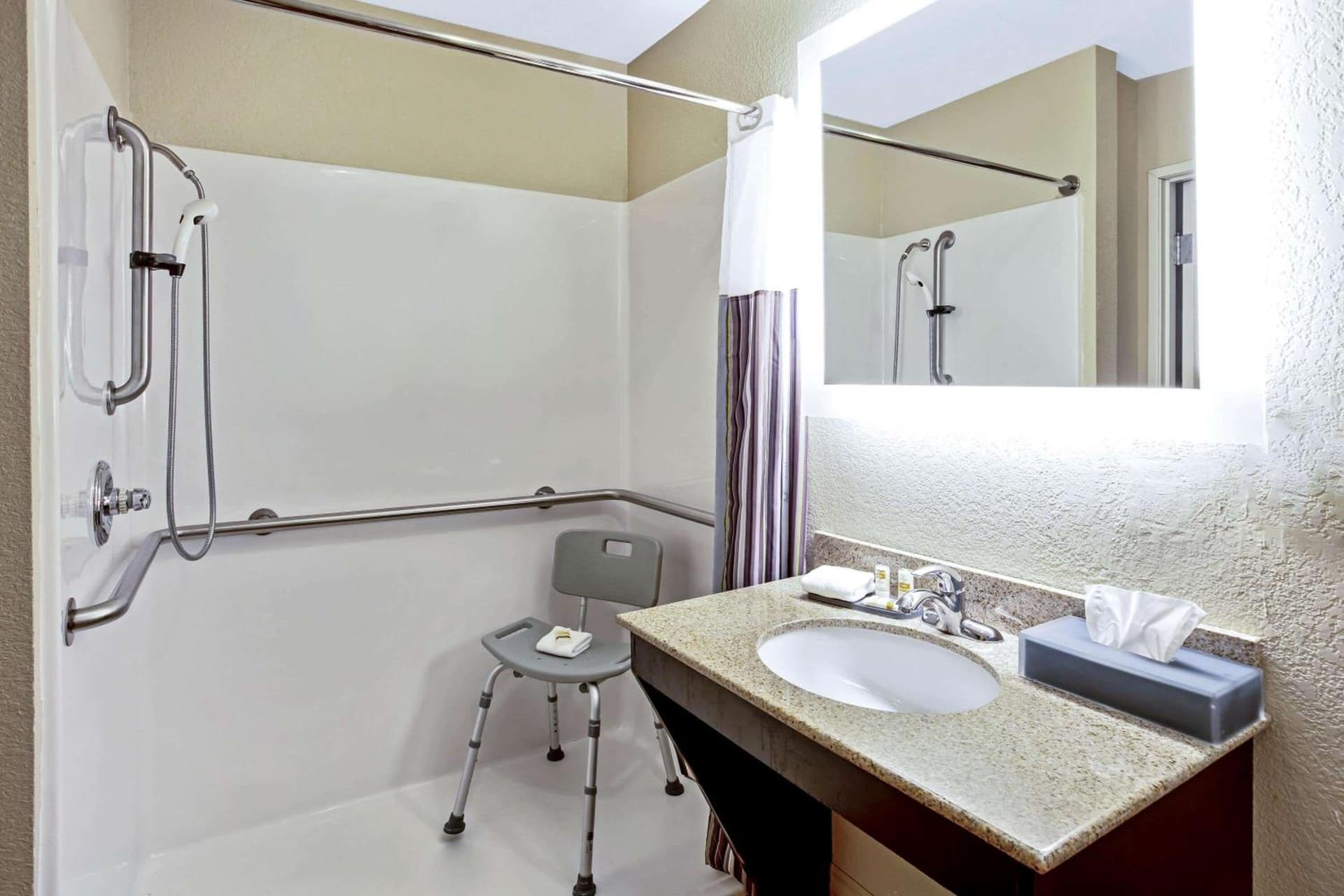 La Quinta by Wyndham Garland Harbor Point gallery photo in Garland, TX — image 21