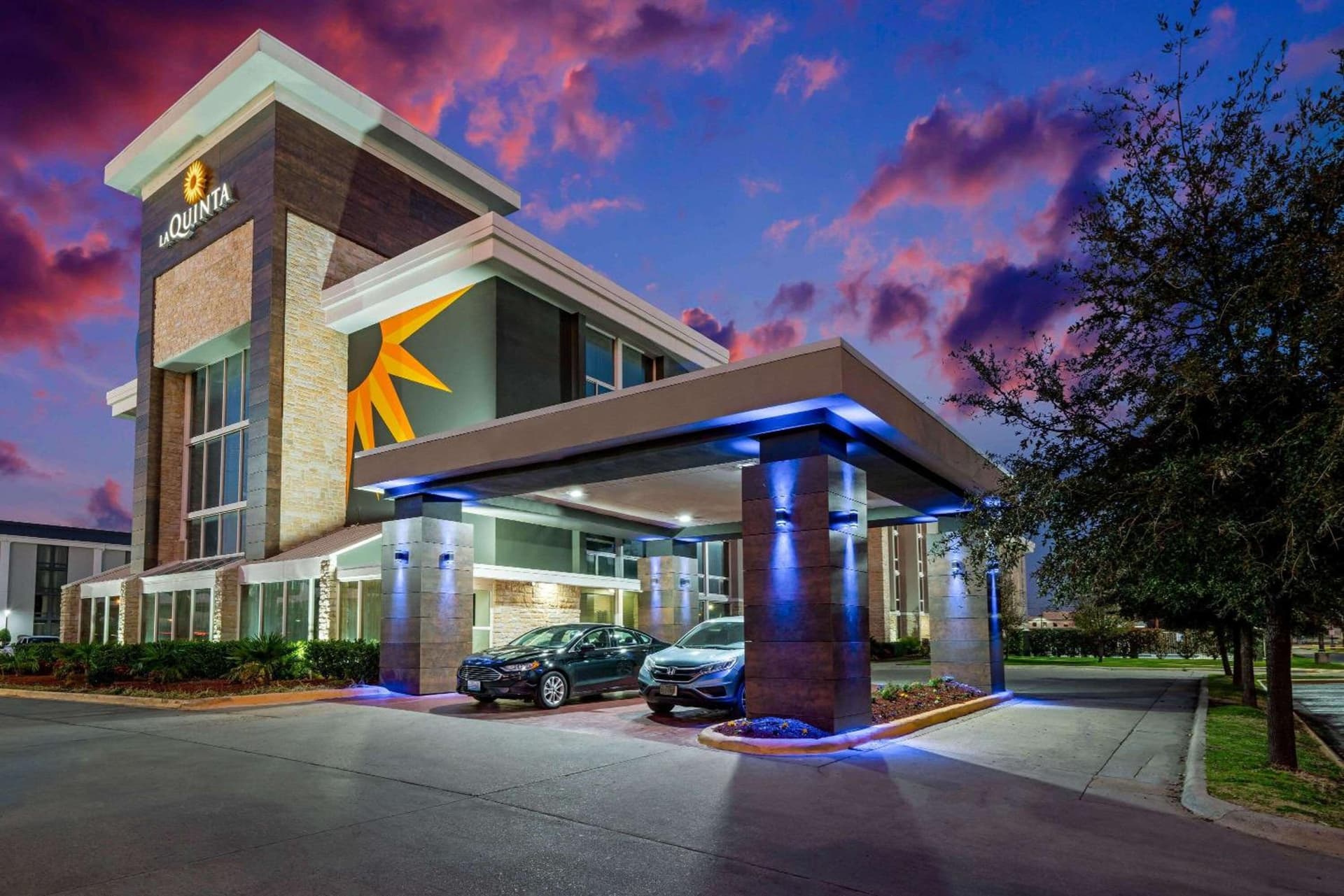 La Quinta by Wyndham Dallas I-35 Walnut Hill Ln interior in Dallas, TX — gallery photo 2