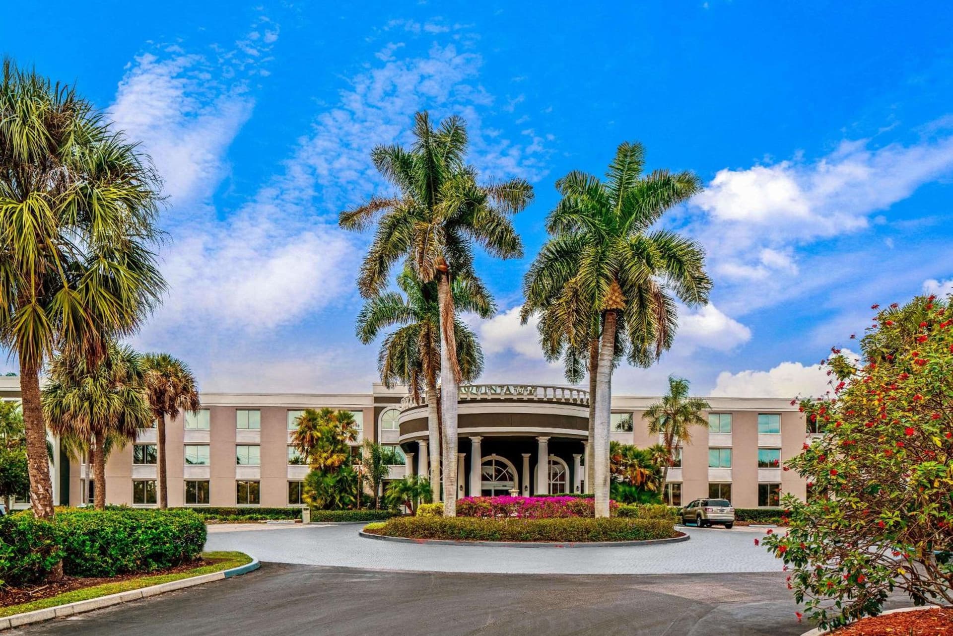La Quinta by Wyndham Naples Downtown featured exterior or lobby in Naples, FL — similar hotel