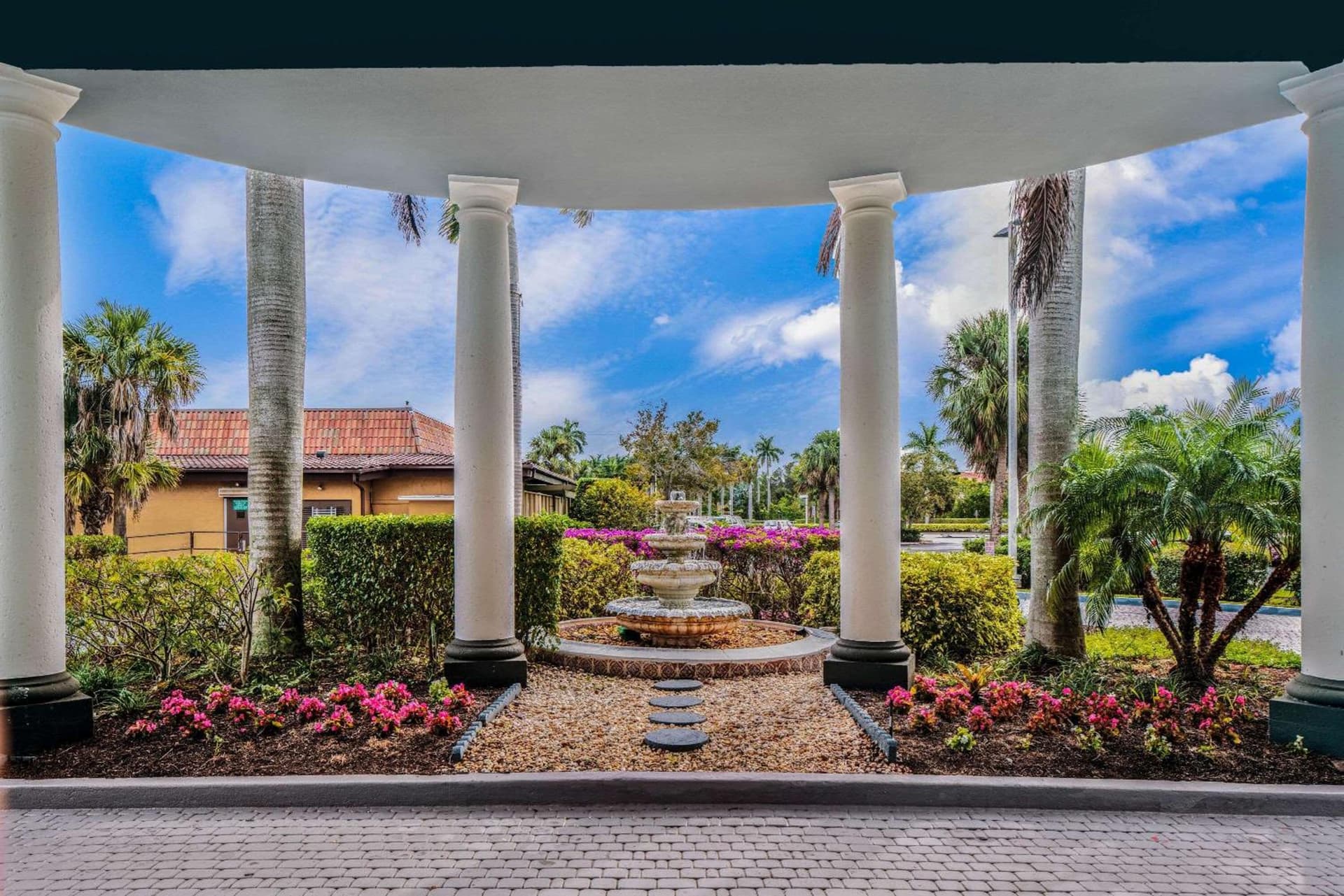 La Quinta by Wyndham Naples Downtown property views in Naples, FL — gallery photo 3