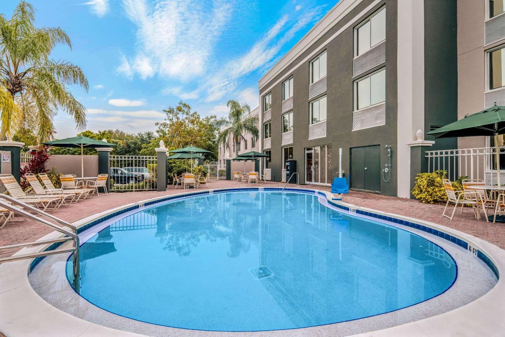 La Quinta by Wyndham Naples Downtown interior in Naples, FL — gallery photo 2