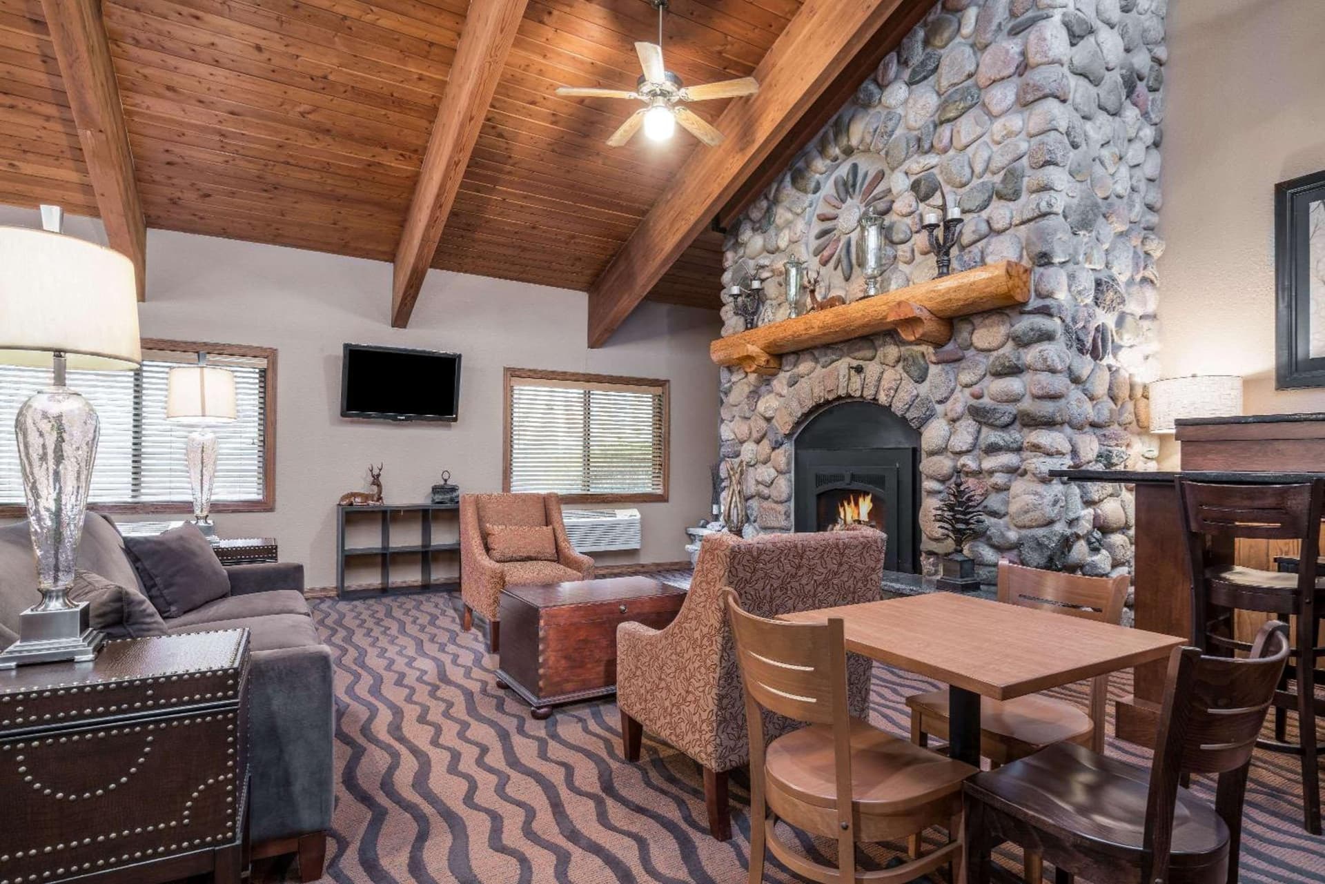 AmericInn by Wyndham Tofte Near Lake Superior interior in Tofte — gallery photo 2
