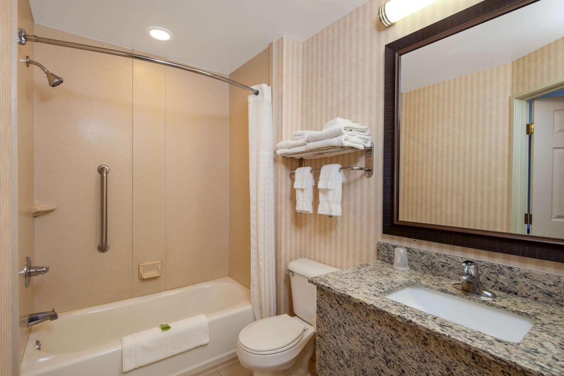 Comfort Inn & Suites Rochester South Mayo Clinic gallery photo in Rochester, MN — image 18