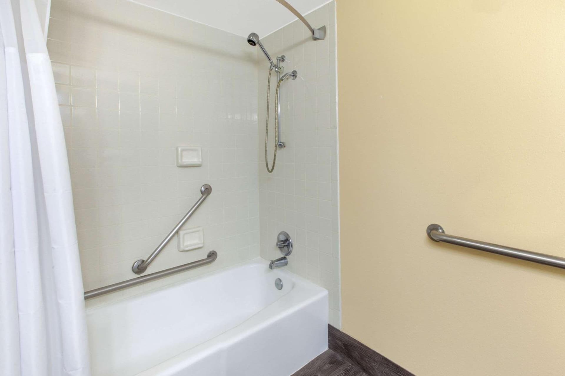 Days Inn & Suites by Wyndham Grand Rapids Near Downtown gallery photo in Grand Rapids, MI — image 15
