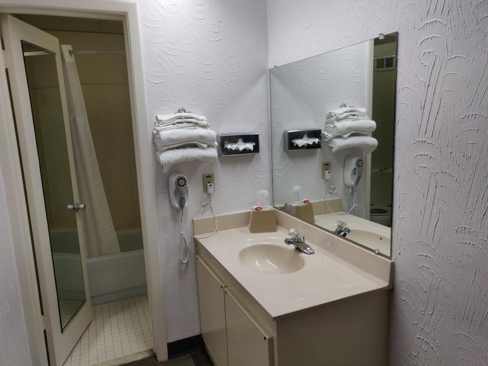 Sprucewood Inn gallery photo in Elyria, OH — image 5