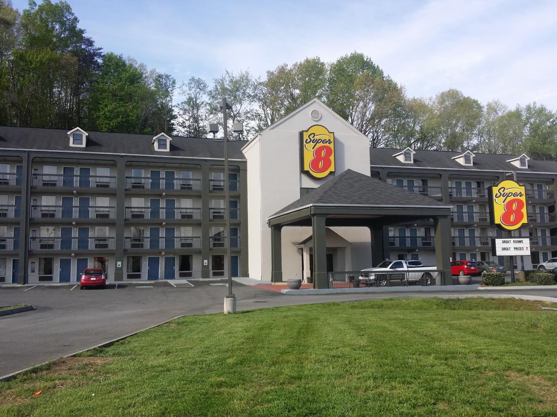 Super 8 by Wyndham Pigeon Forge-Emert St featured exterior or lobby in Pigeon Forge, TN — similar hotel