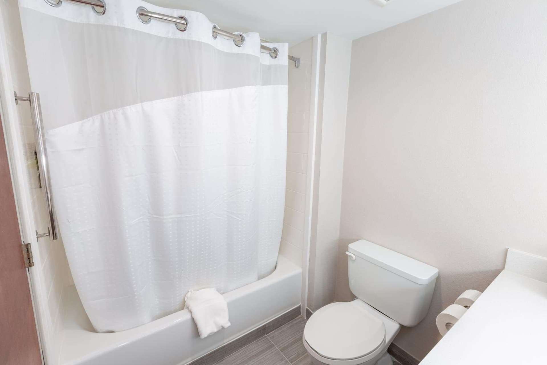 Holiday Inn Express & Suites Arlington North – Stadium Area by IHG gallery photo in Arlington, TX — image 73