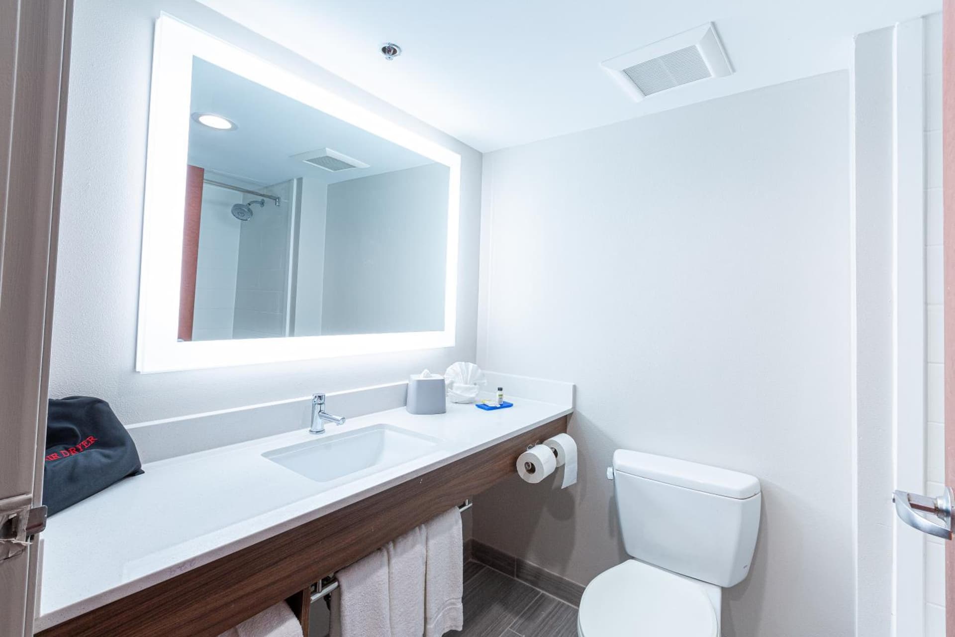 Holiday Inn Express & Suites Arlington North – Stadium Area by IHG gallery photo in Arlington, TX — image 46
