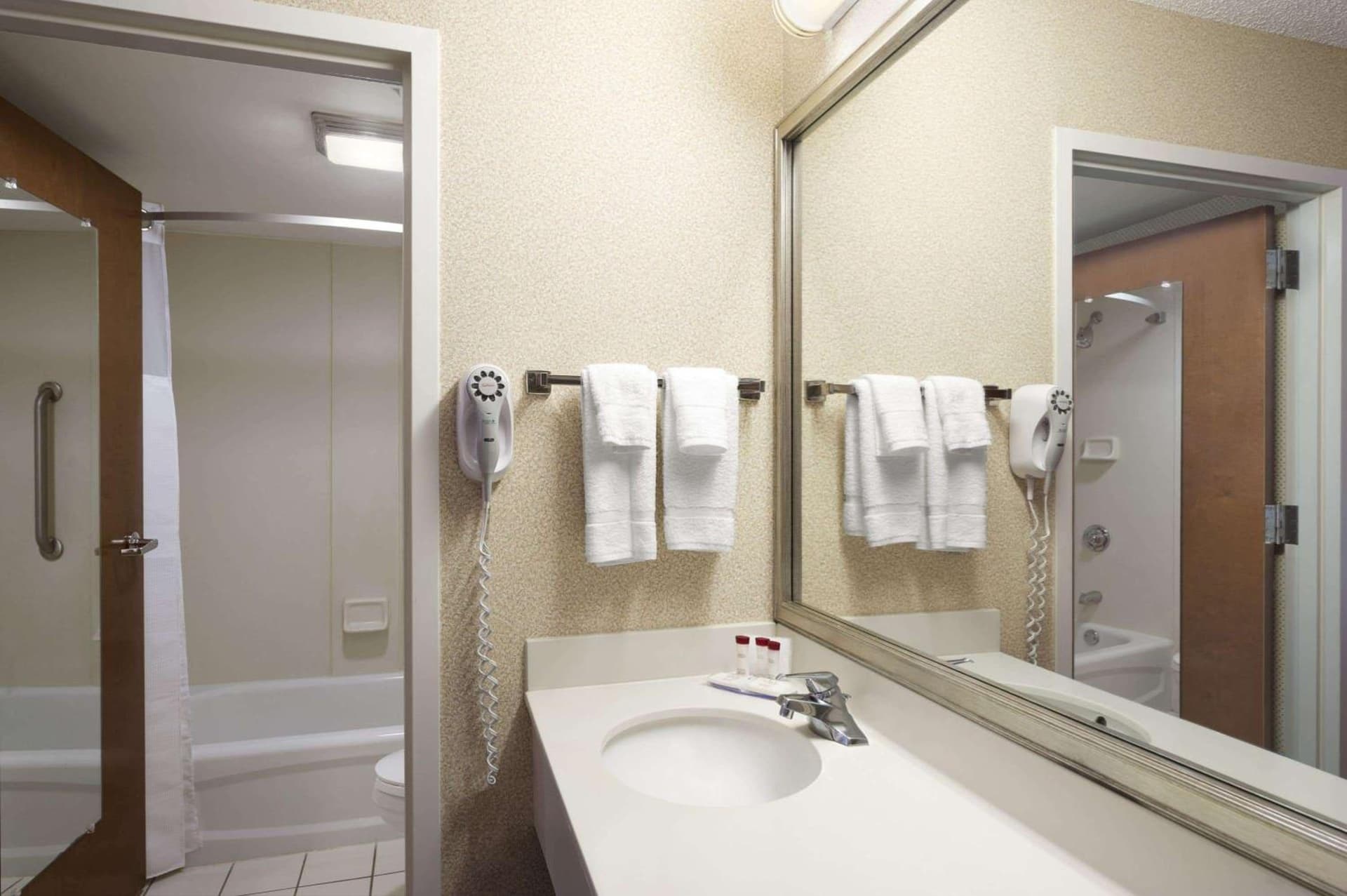 Ramada by Wyndham Suites Orlando Airport- Free Airport Shuttle gallery photo in Orlando, FL — image 28