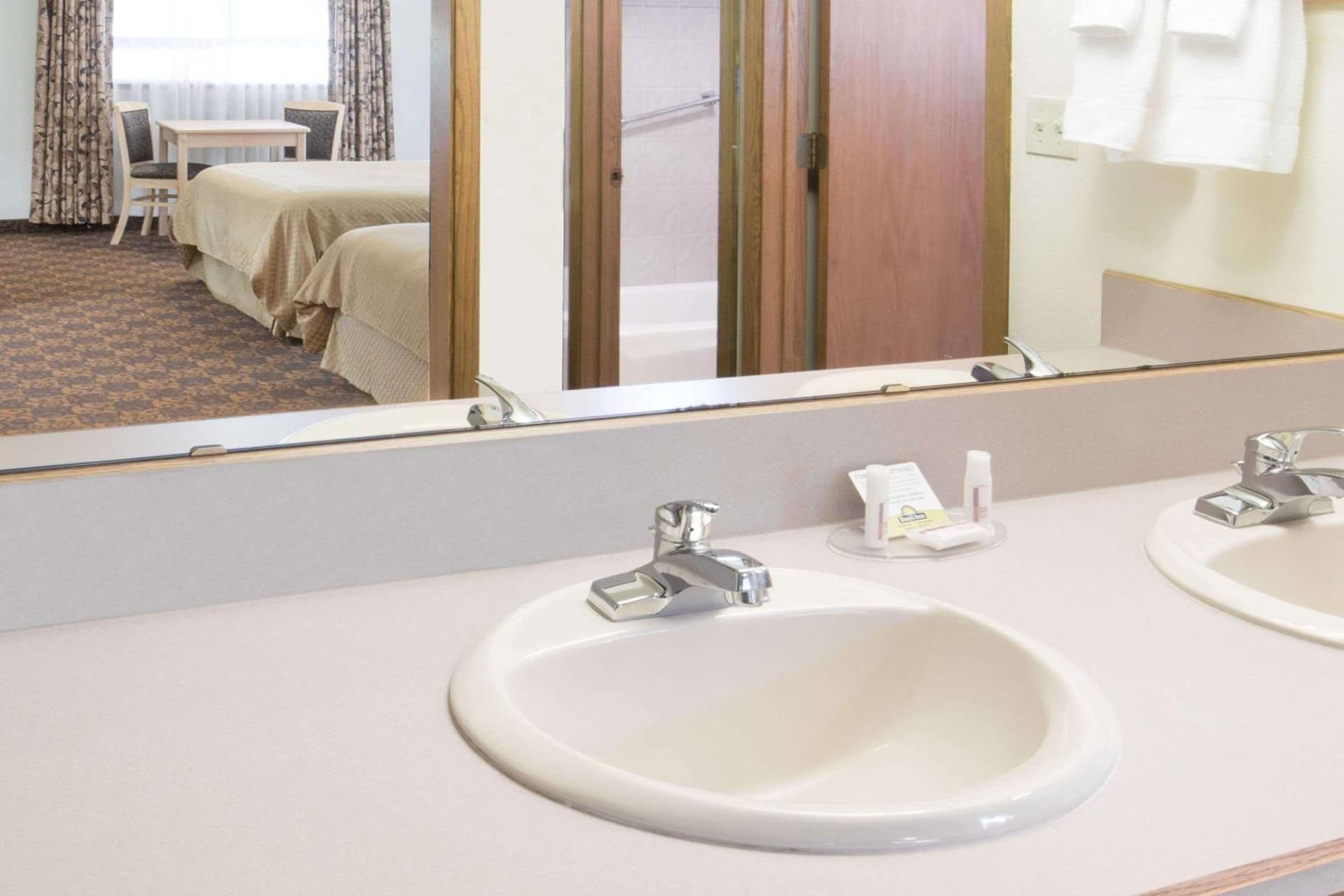 Days Inn by Wyndham Black Bear property views in Salem, OR — gallery photo 3