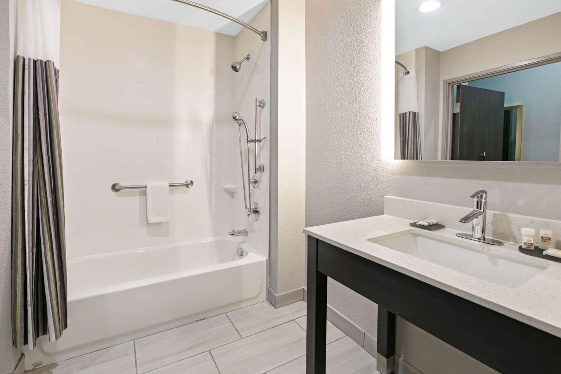 La Quinta Inn & Suites by Wyndham DFW West-Glade Parks gallery photo in Euless, TX — image 27