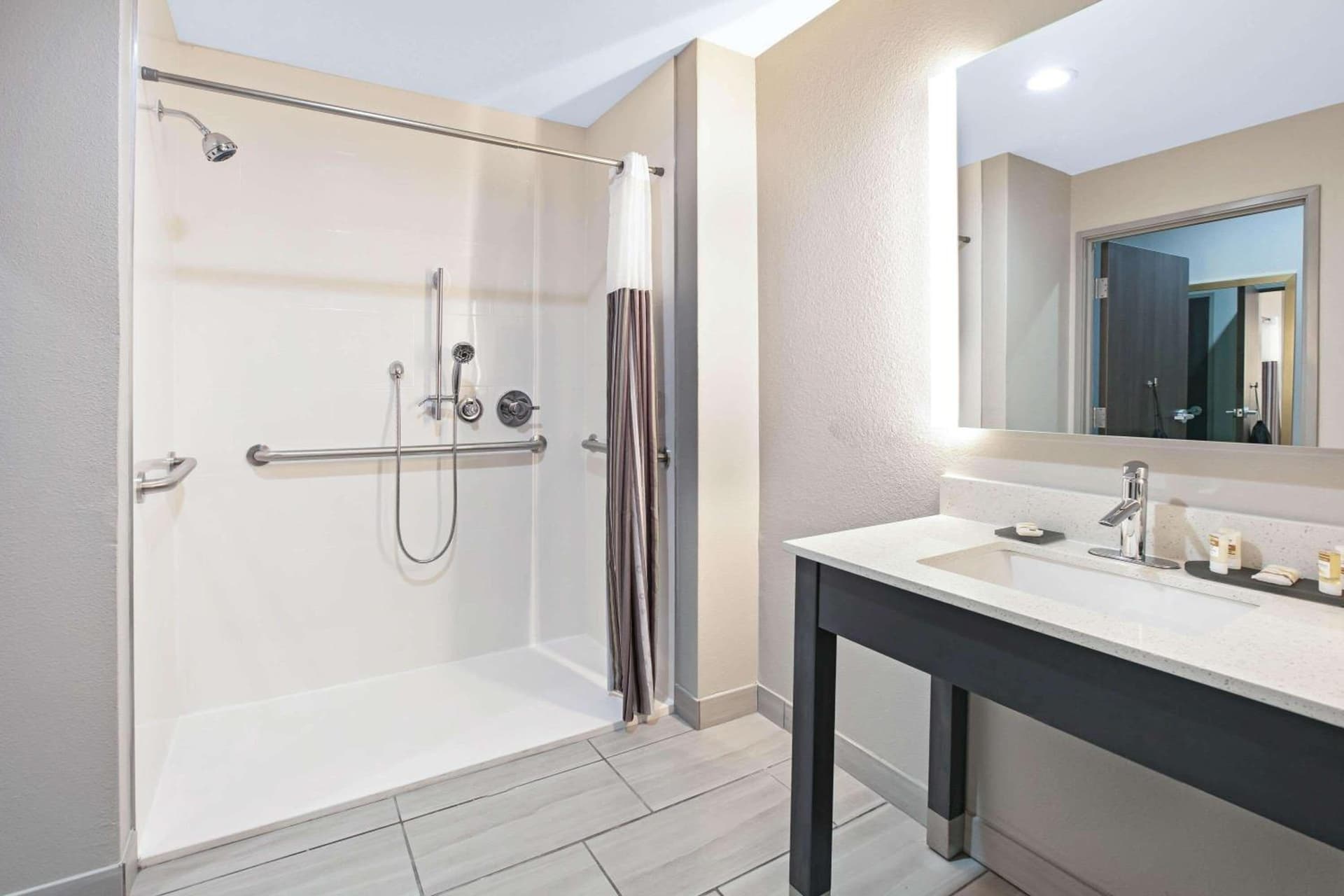 La Quinta Inn & Suites by Wyndham DFW West-Glade Parks gallery photo in Euless, TX — image 15