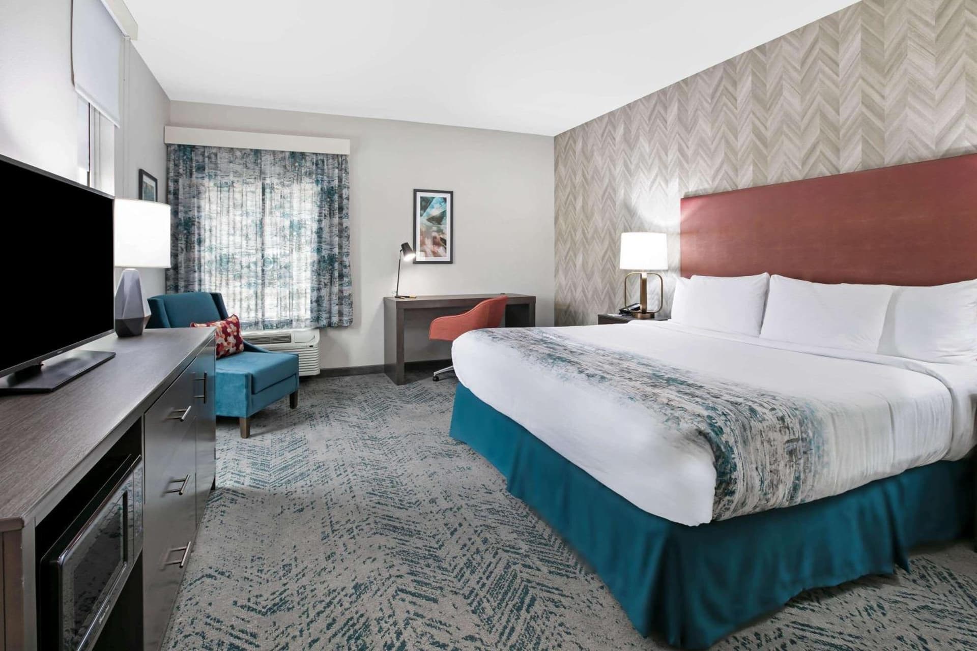 La Quinta Inn & Suites by Wyndham DFW West-Glade Parks gallery photo in Euless, TX — image 4
