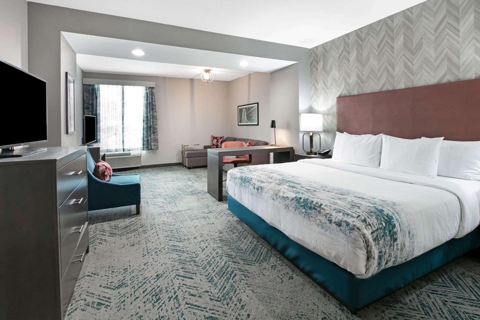La Quinta Inn & Suites by Wyndham DFW West-Glade Parks gallery photo in Euless, TX — image 6