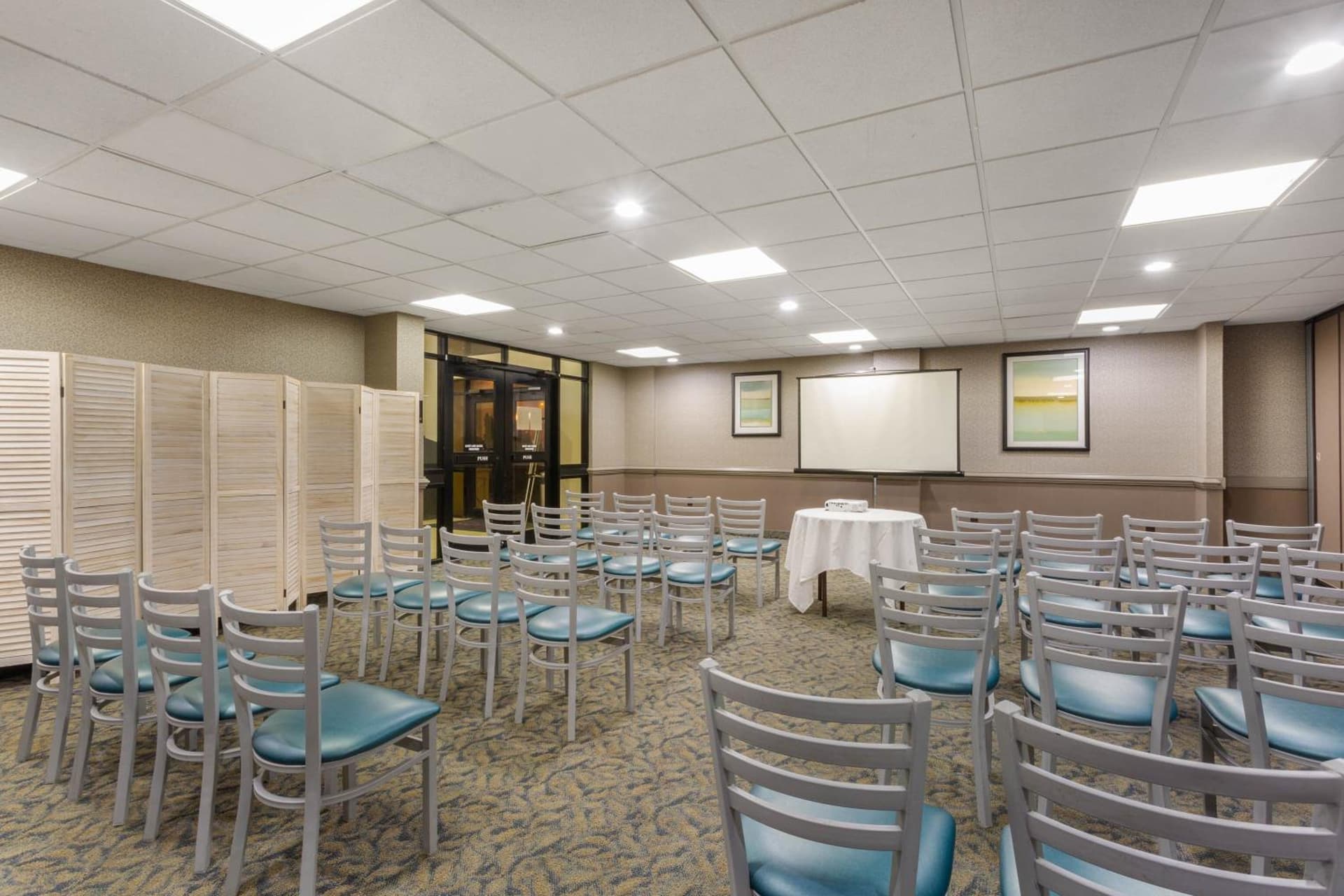 Ramada Plaza by Wyndham Virginia Beach Oceanfront gallery photo in Virginia Beach, VA — image 6