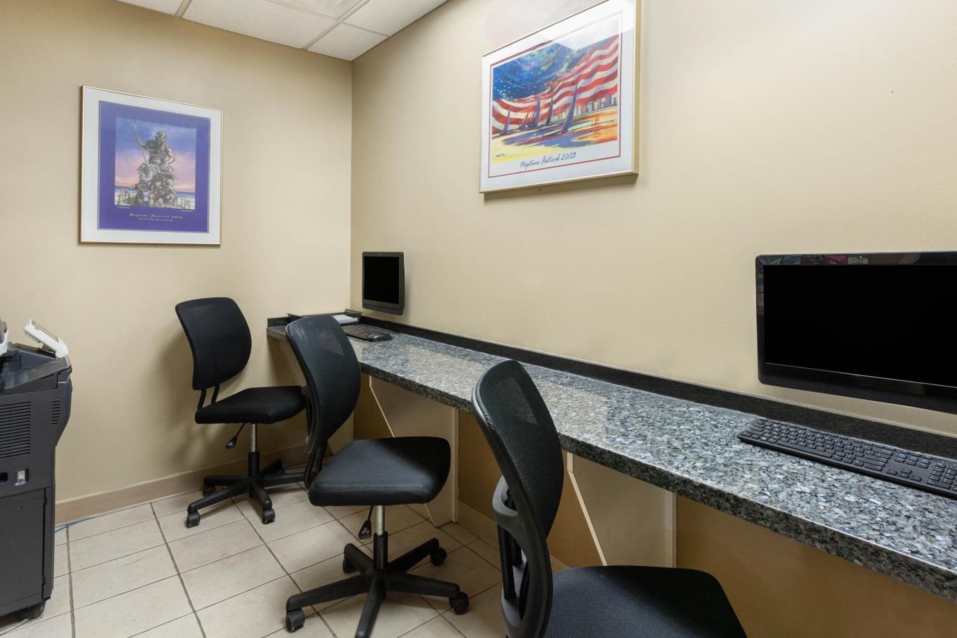 Ramada Plaza by Wyndham Virginia Beach Oceanfront gallery photo in Virginia Beach, VA — image 7