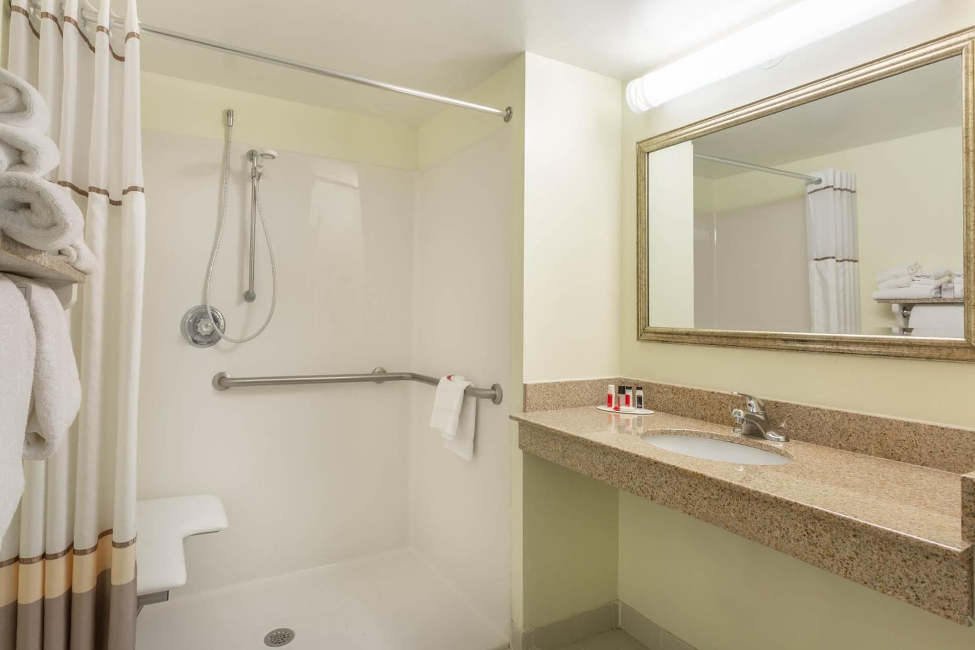 Ramada Plaza by Wyndham Virginia Beach Oceanfront gallery photo in Virginia Beach, VA — image 61