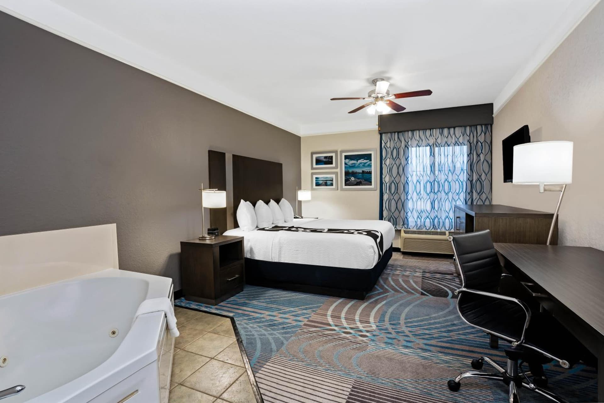 La Quinta by Wyndham Conroe property views in Conroe, TX — gallery photo 3
