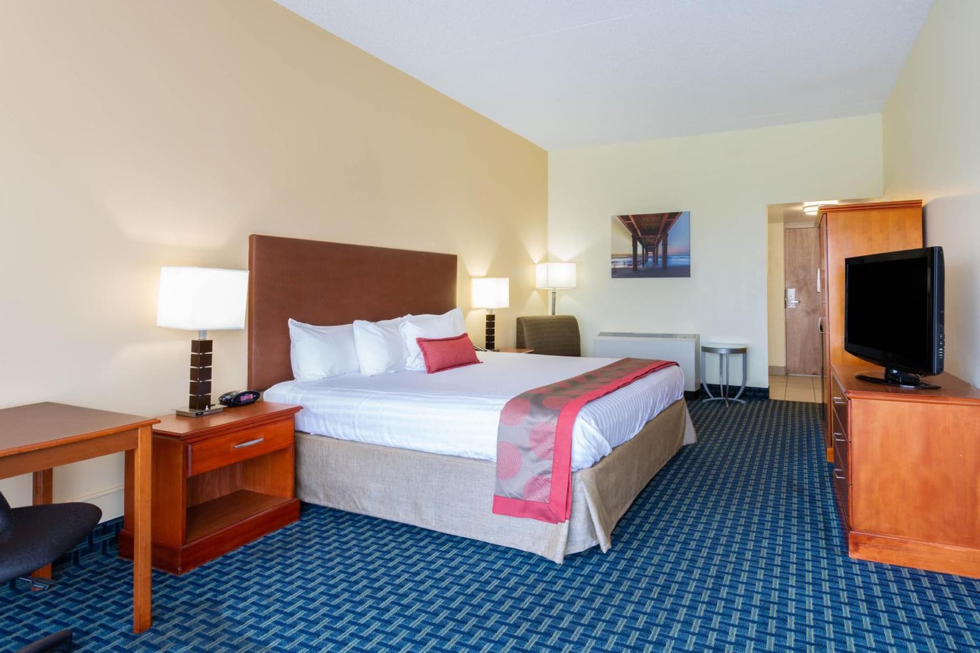 Ramada Plaza by Wyndham Virginia Beach Oceanfront gallery photo in Virginia Beach, VA — image 4